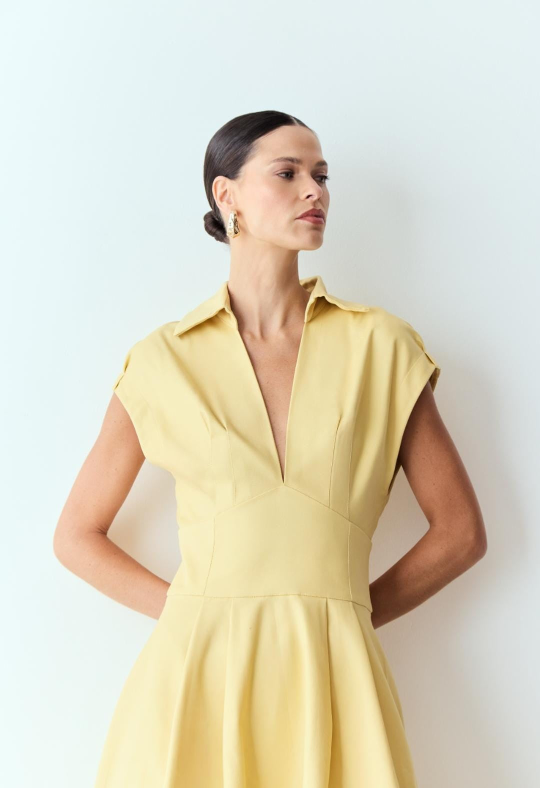 VESTIDO MIDI COS LARGO DECOTE V E GOLA COLEÇÃO VERÃO 26