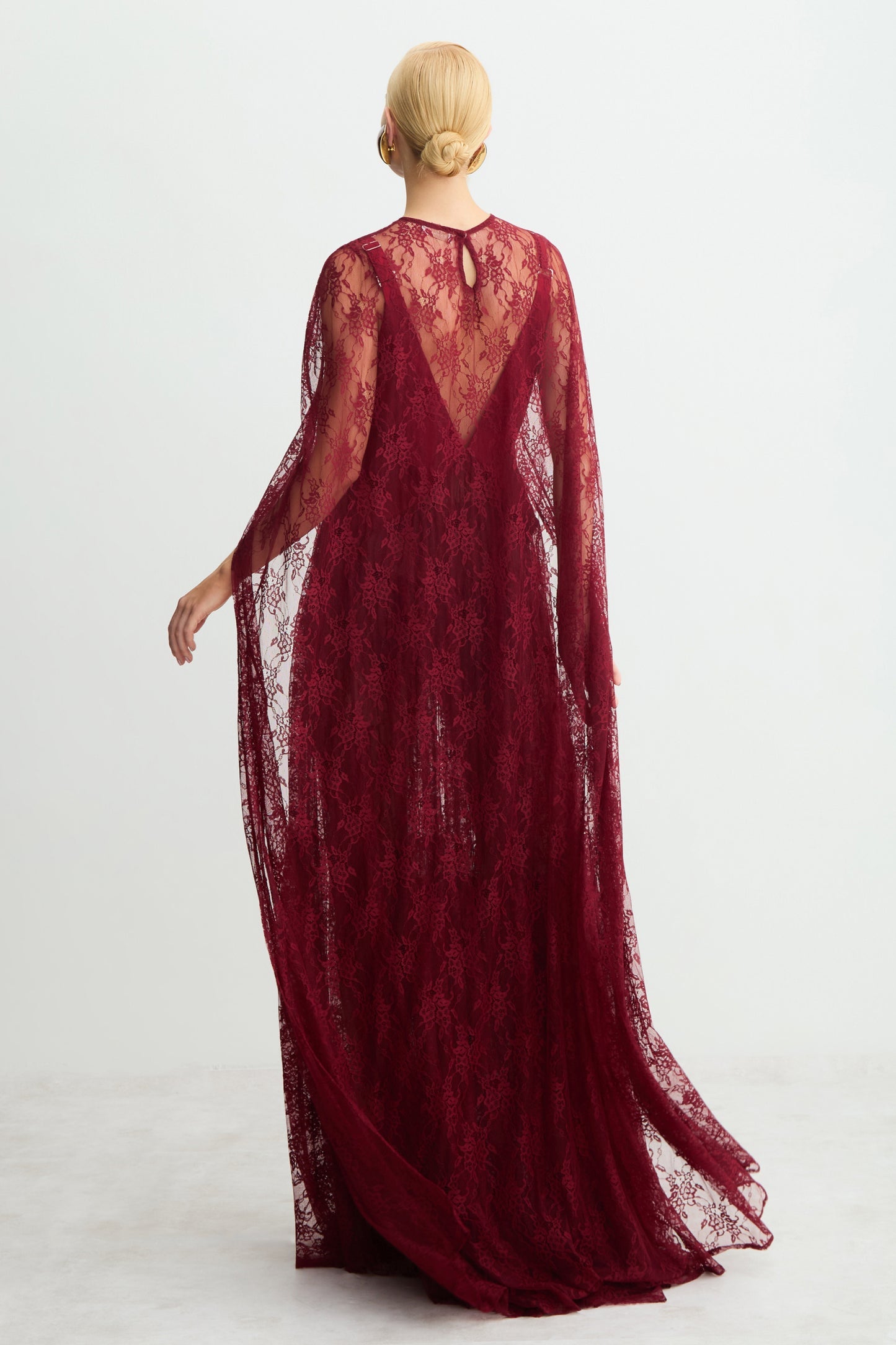 CONJUNTO DE VESTIDO LONGO COM DECOTE V EM RENDA E CAPA ALONGADA COLEÇÃO INVERNO 26