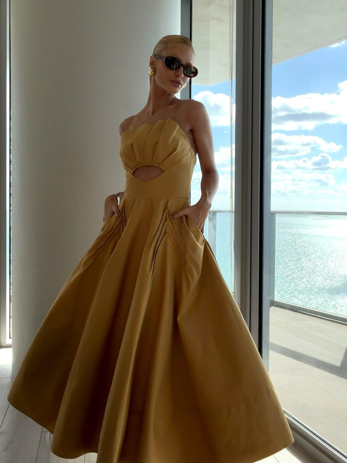 VESTIDO MIDI SOBREPOSIÇÃO ESTRUTURADA BUSTO COLEÇÃO INVERNO 26