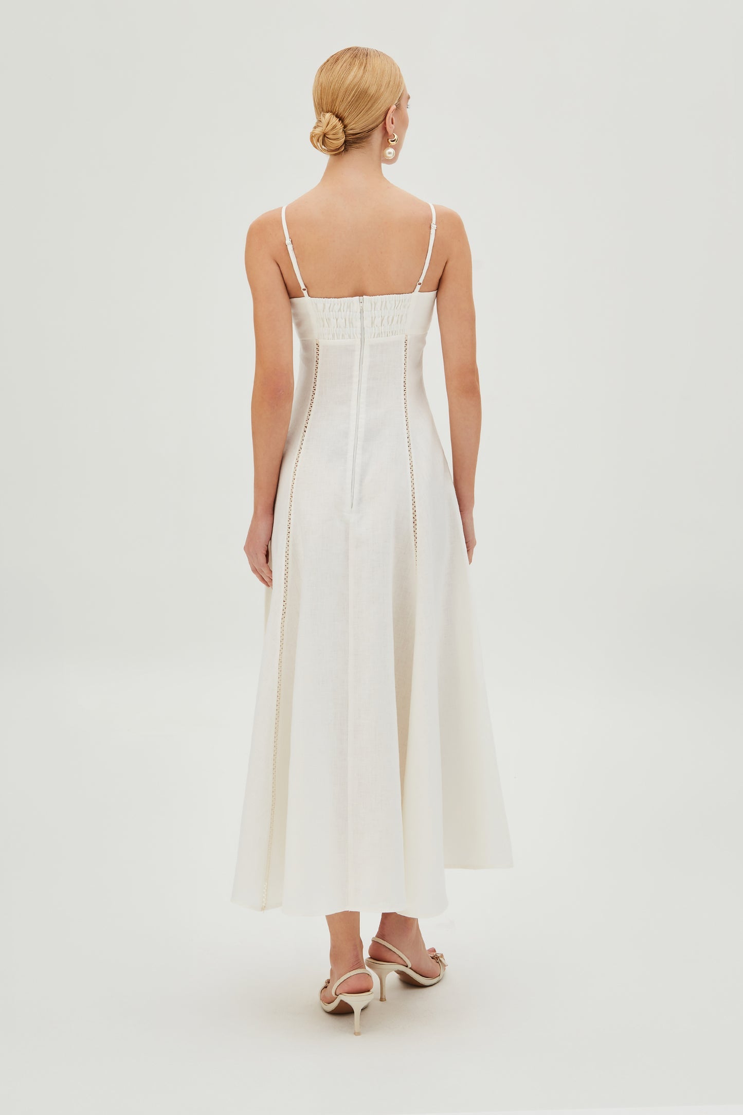 VESTIDO MIDI COM DETALHE DE ENTREMEIO ABERTURA BUSTO COLEÇÃO VERÃO 26