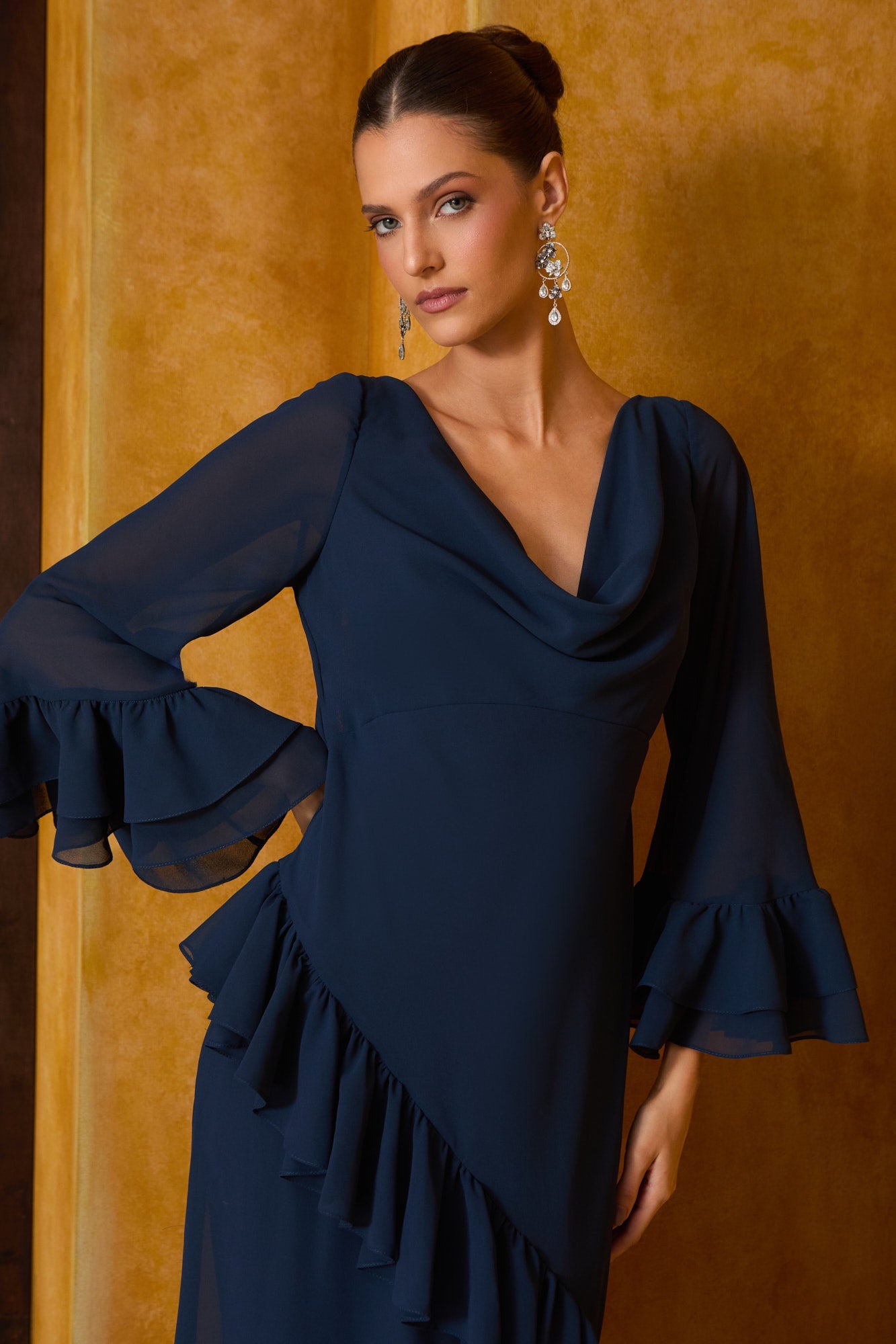 VESTIDO LONGO BABADOS DECOTE DEGAGE COLEÇÃO INVERNO 26