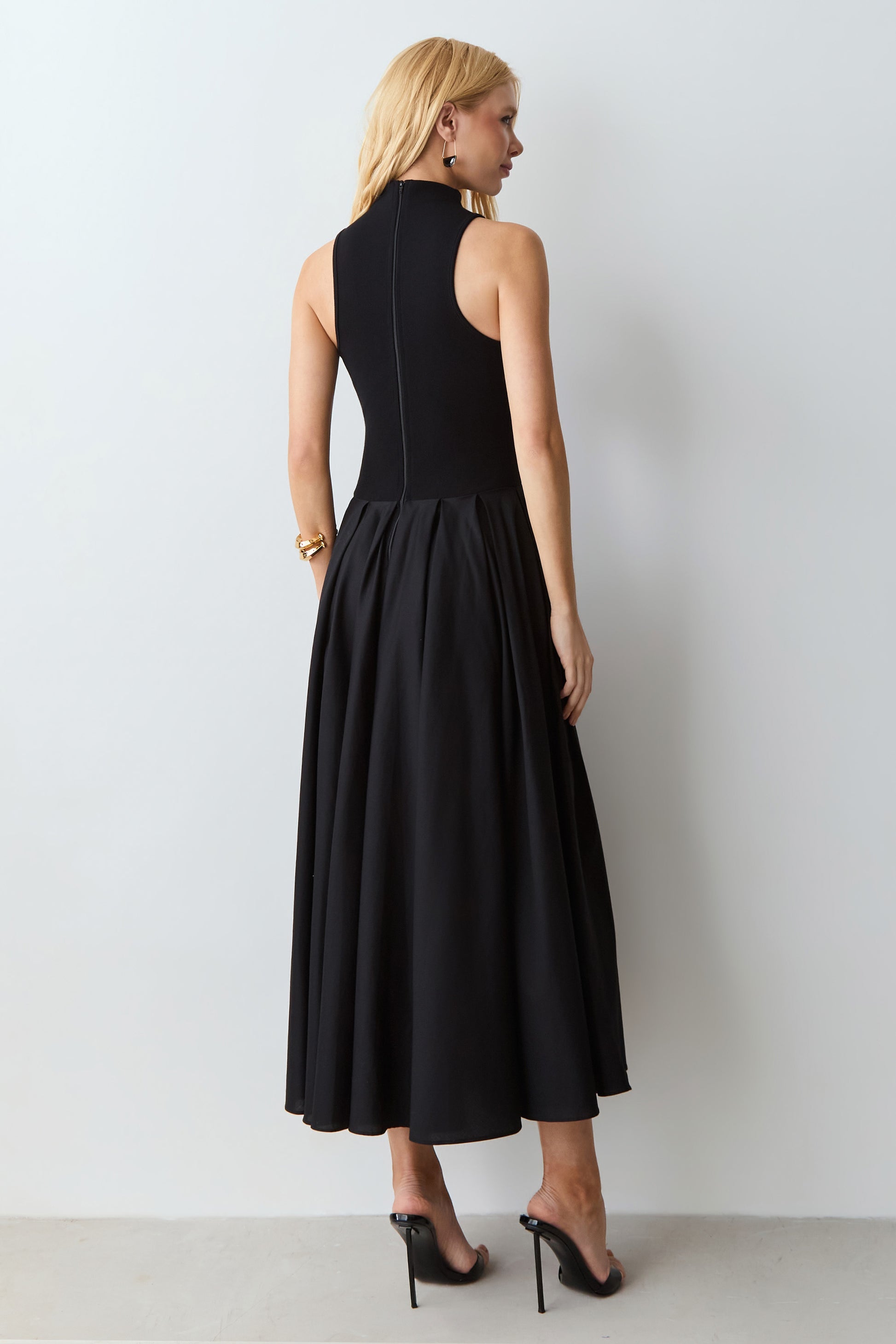 VESTIDO MIDI GOLA ALTA COM BARRA AMPLA RODADA COLEÇÃO VERÃO 27