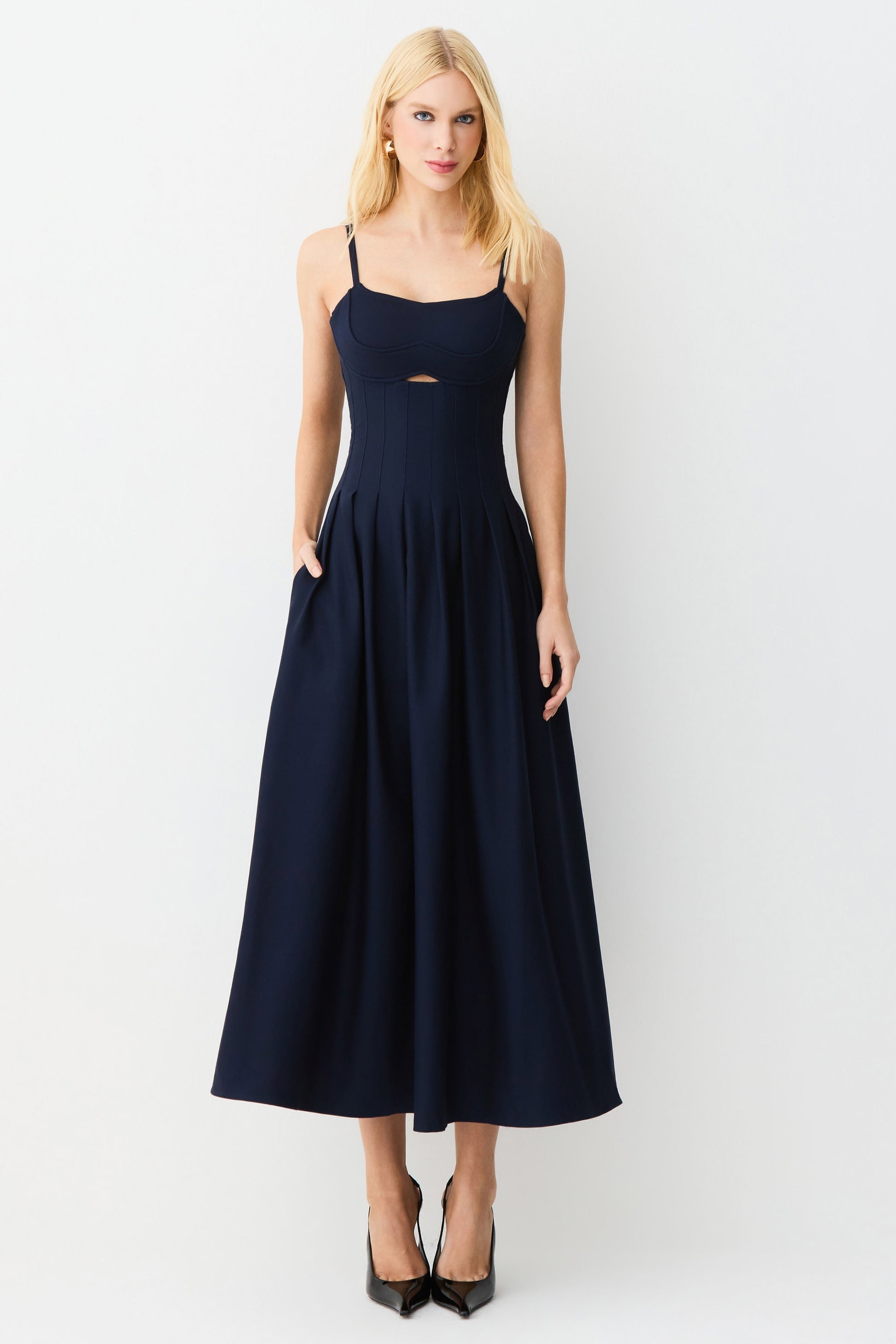 VESTIDO LONGO ACINTURADO PREGAS SAIA RECORTE BUSTO COLEÇÃO INVERNO 26