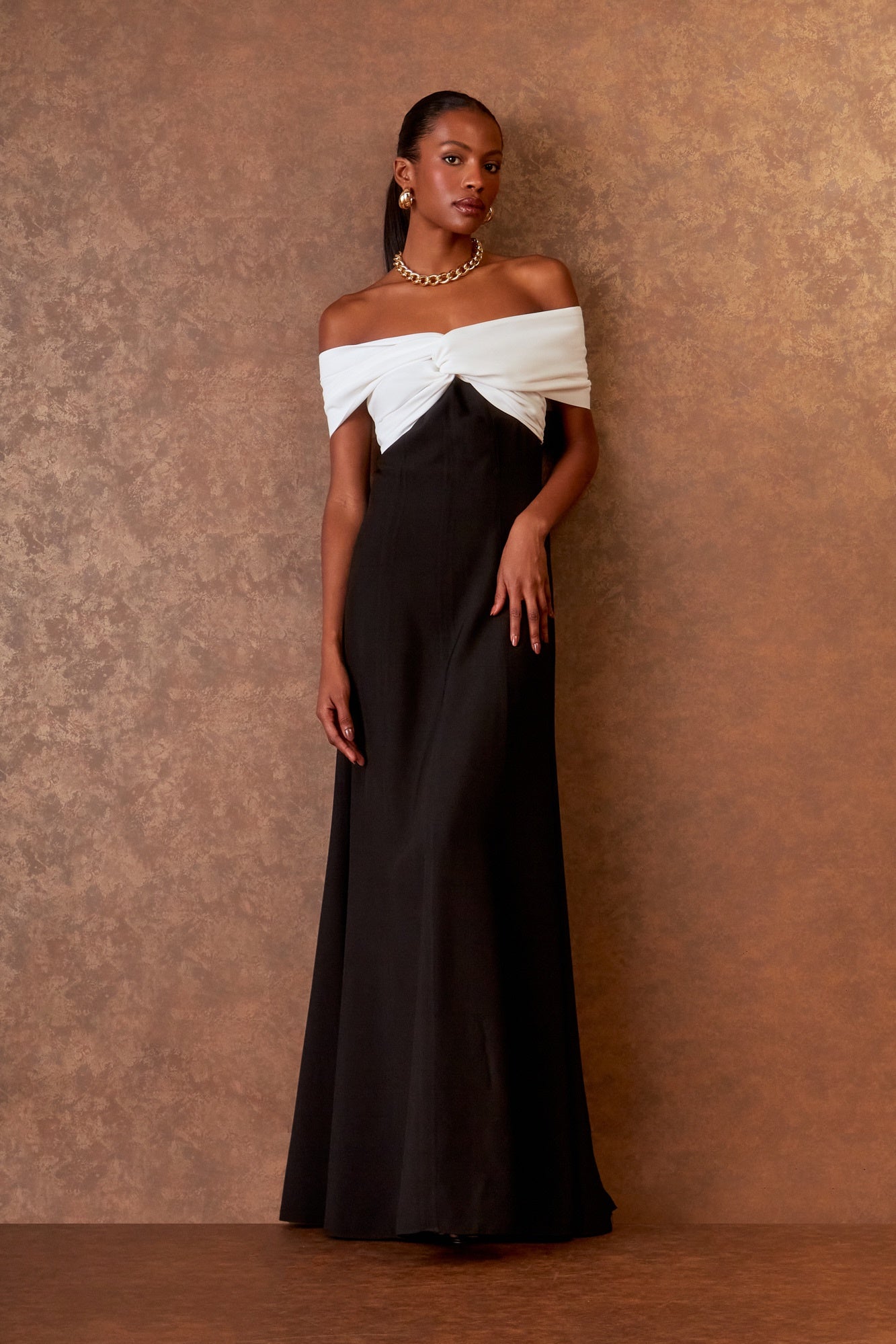VESTIDO LONGO OMBRO A OMBRO BICOLOR COLEÇÃO INVERNO 25