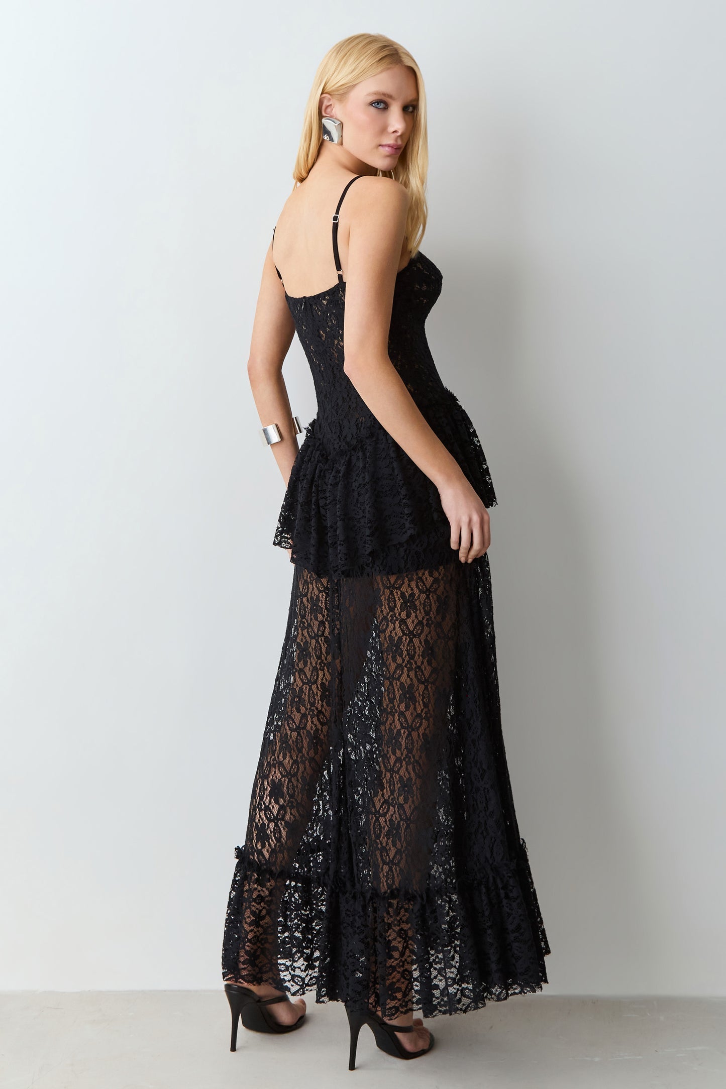 VESTIDO MIDI EM RENDA DECOTE V E DETALHE BABADO COLEÇÃO VERÃO 27