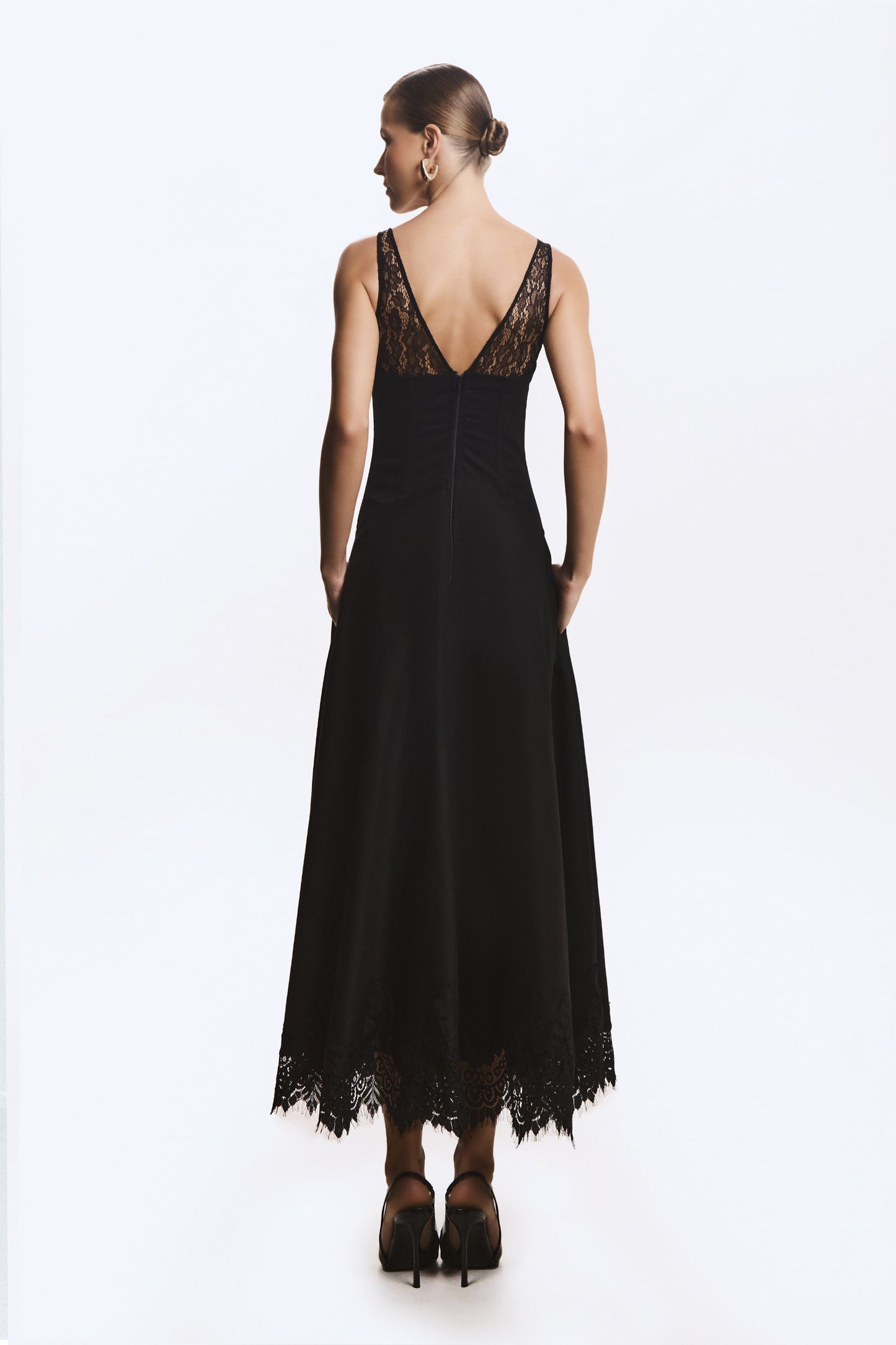 VESTIDO MIDI DETALHES EM RENDA ALCA E BARRA COLEÇÃO INVERNO 26