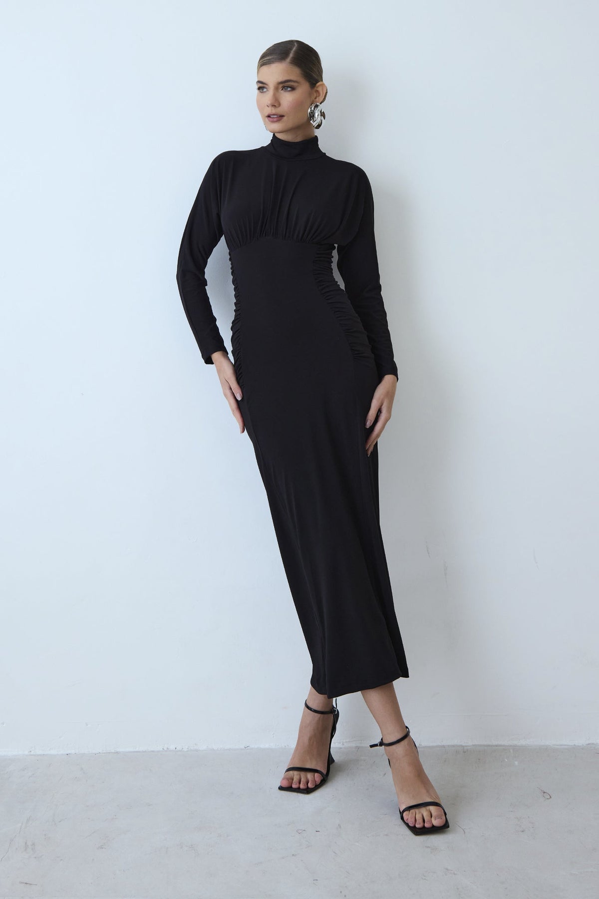 VESTIDO MIDI GOLA ALTA FRANZIDOS LATERAIS E COSTAS COLEÇÃO INVERNO 26