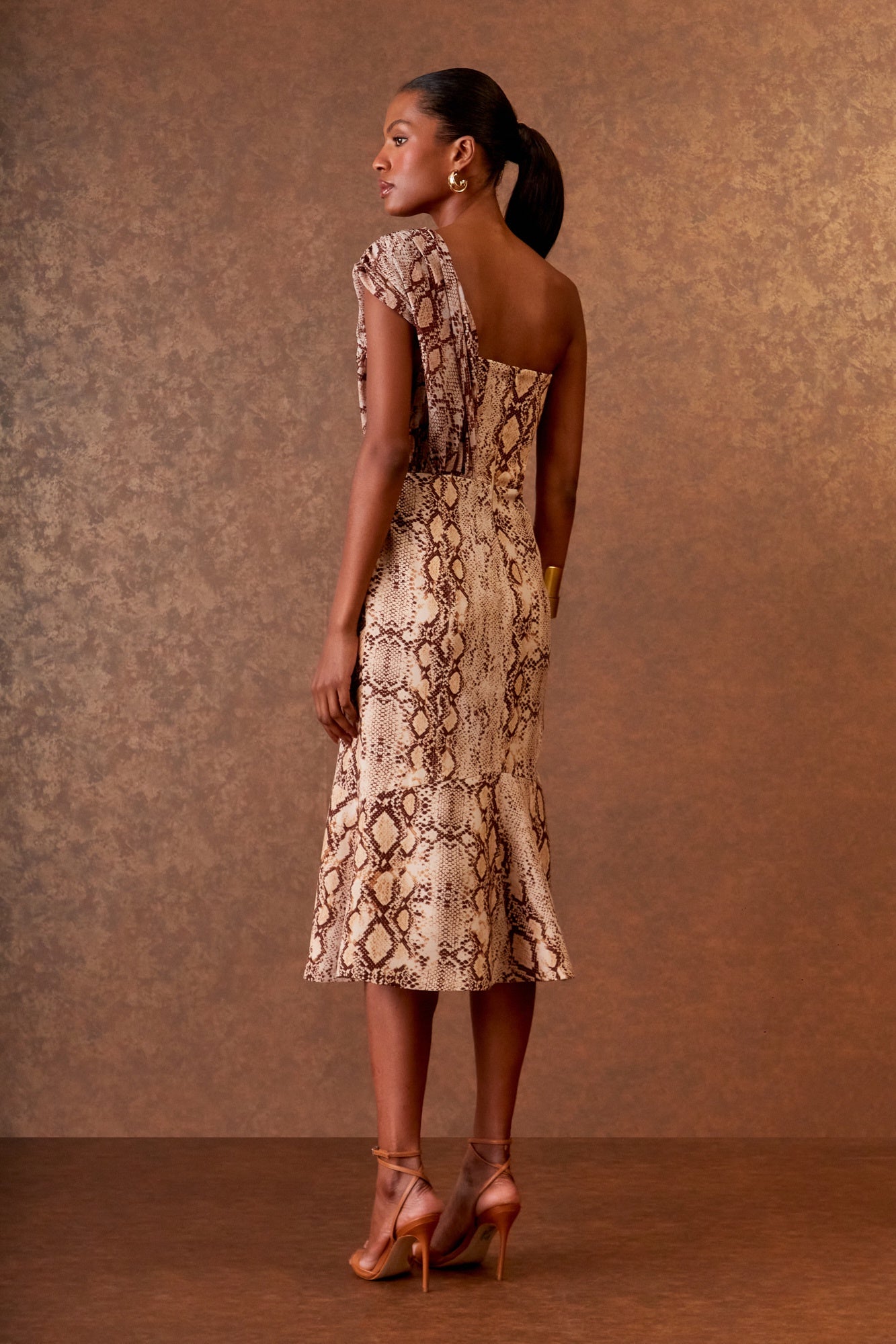 VESTIDO MIDI RECORTES SERPENTE COLEÇÃO INVERNO 25