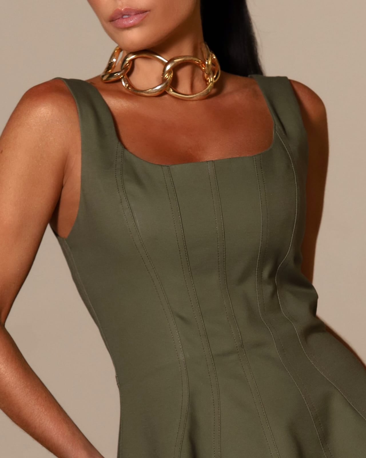 VESTIDO MIDI COM PESPONTO E BARRA AMPLA COLEÇÃO INVERNO 25