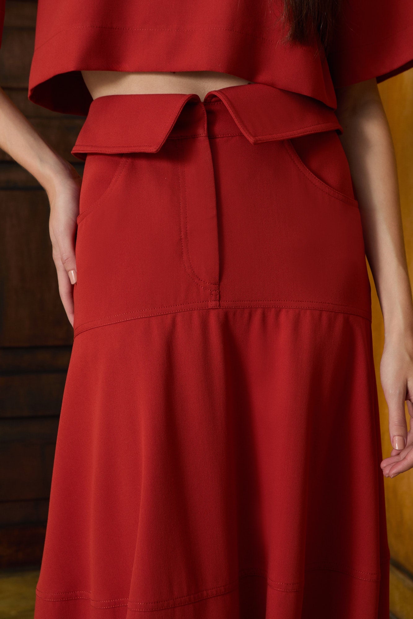 CONJUNTO DE SAIA MIDI PALA BOLSOS E BLUSA CROPPED CREPE COLEÇÃO INVERNO 26