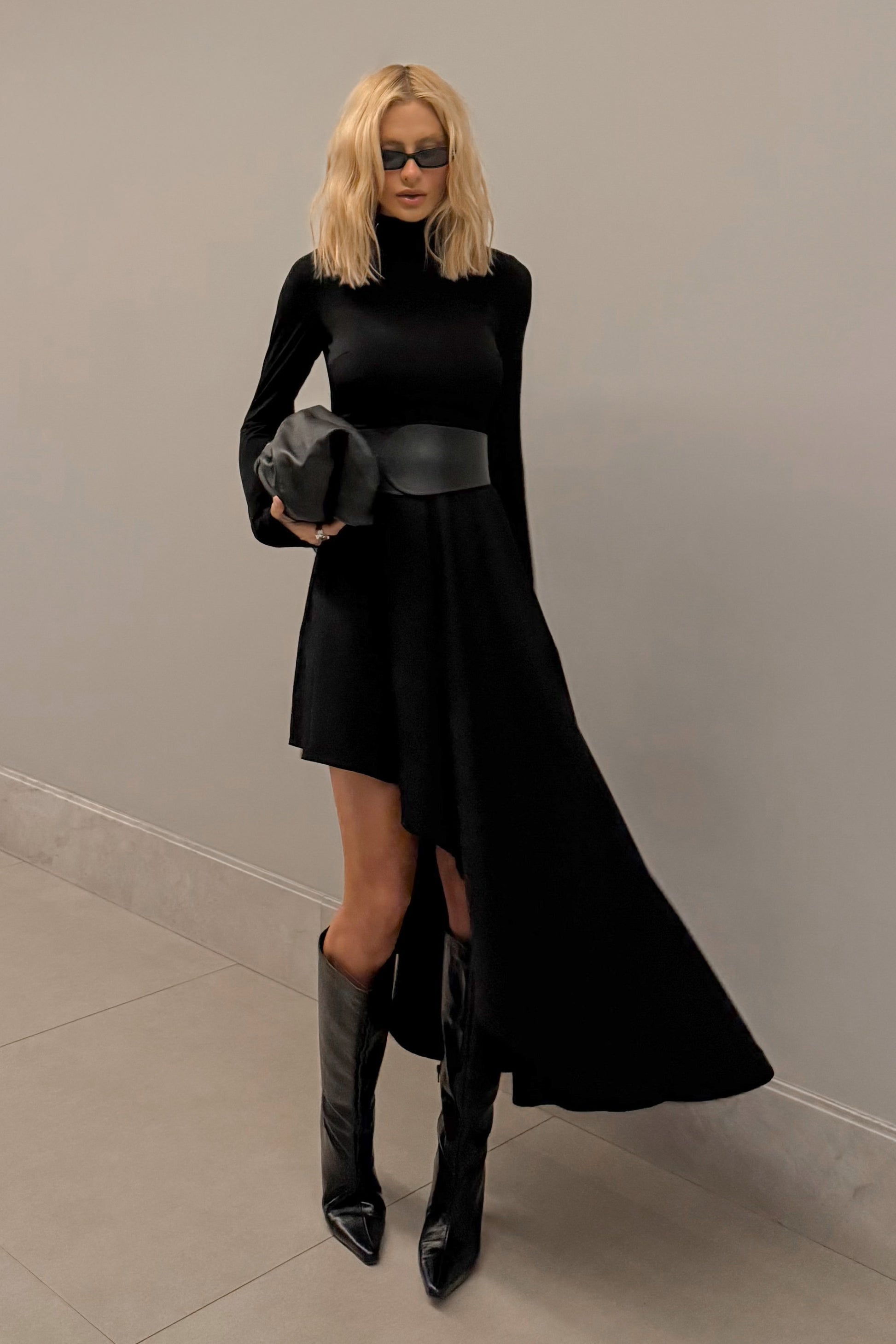 VESTIDO MIDI GOLA ALTA BARRA ASSIMETRICA ESTRUTURADA COLEÇÃO INVERNO 26