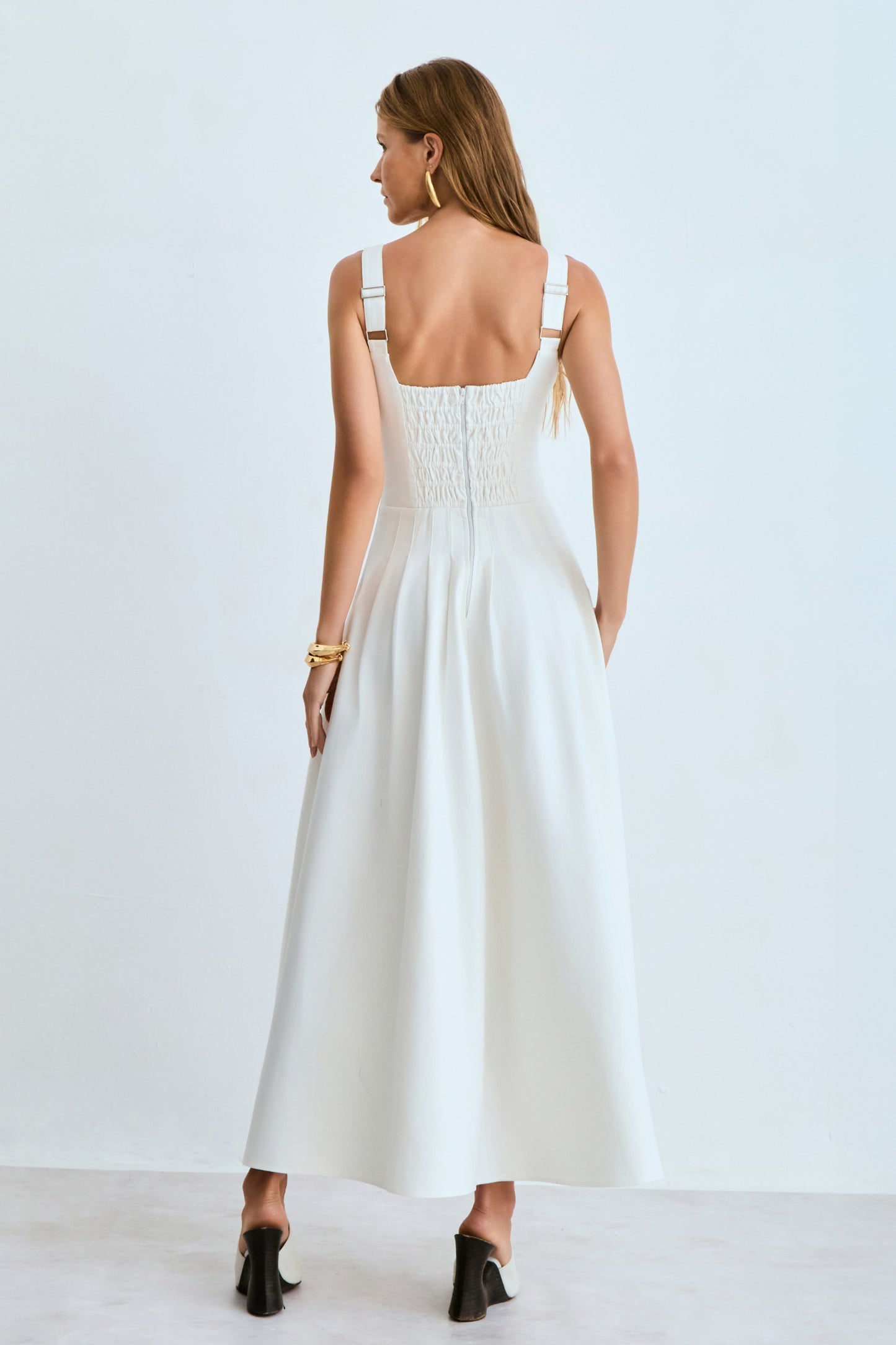 VESTIDO MIDI RECORTE V BUSTO E PREGAS NA SAIA COLEÇÃO INVERNO 26