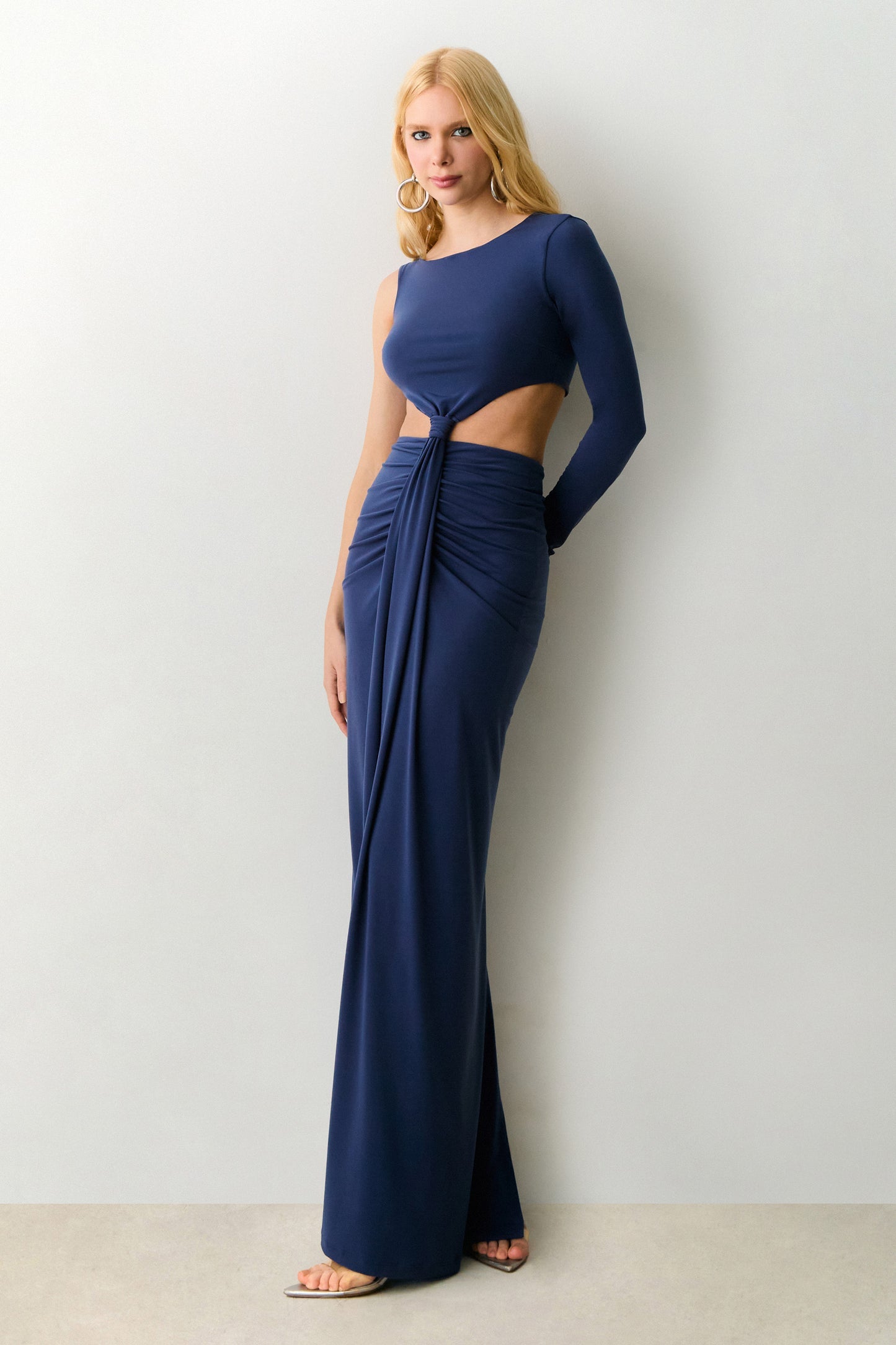VESTIDO MIDI MANGA UNICA TORÇAO FRONTAL E ABERTURA COLEÇÃO VERÃO 27
