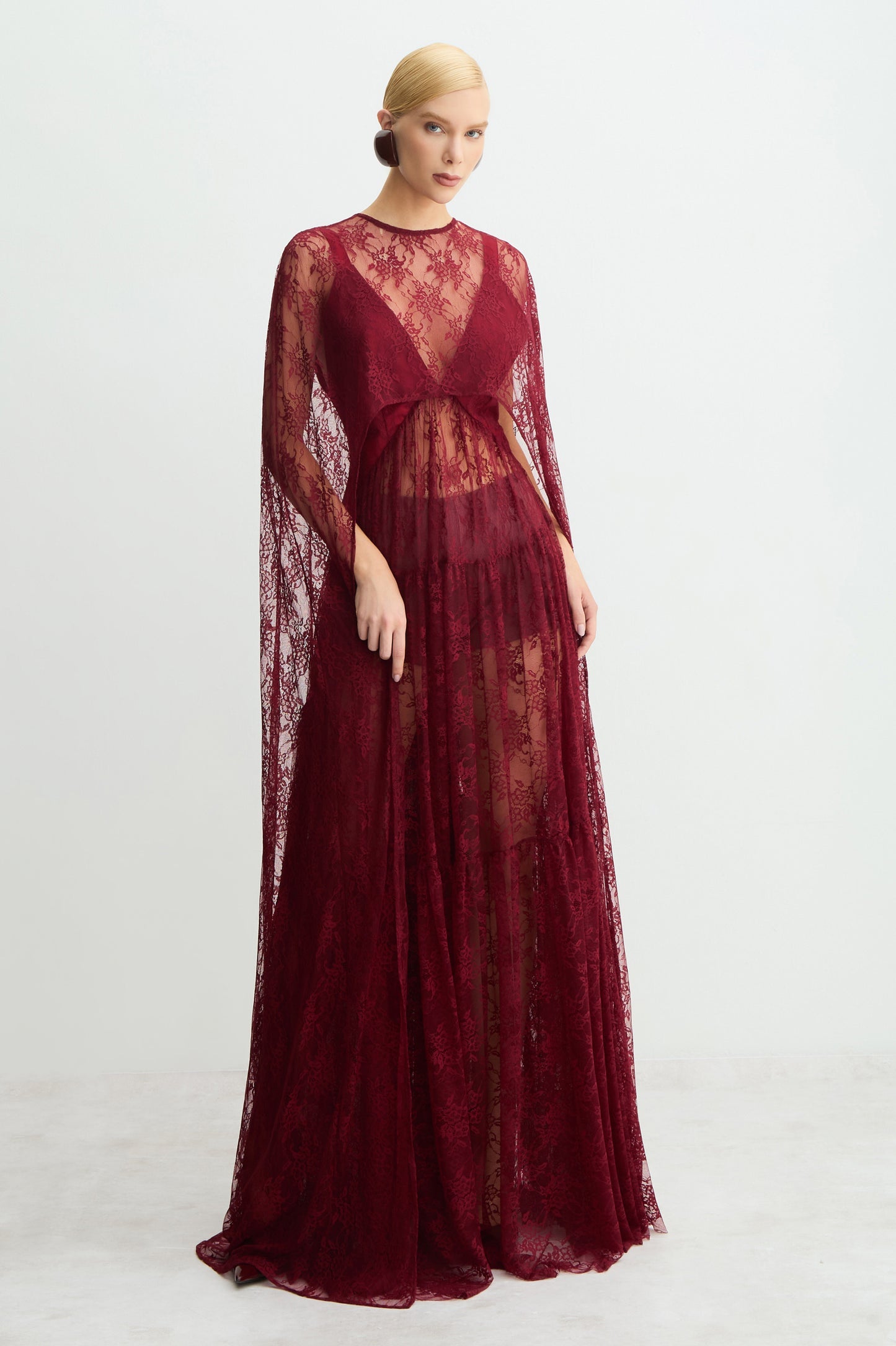 CONJUNTO DE VESTIDO LONGO COM DECOTE V EM RENDA E CAPA ALONGADA COLEÇÃO INVERNO 26