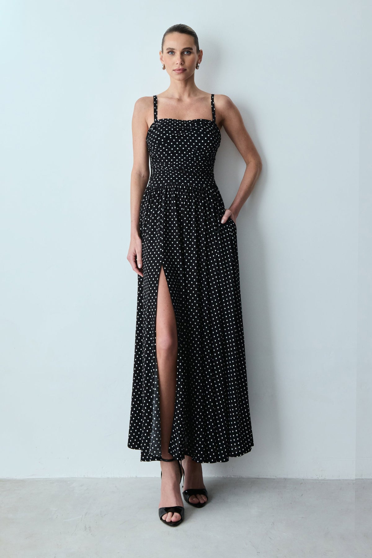 VESTIDO MIDI COM DRAPEADOS BUSTO ALÇAS E FENDA COLEÇÃO VERÃO 26