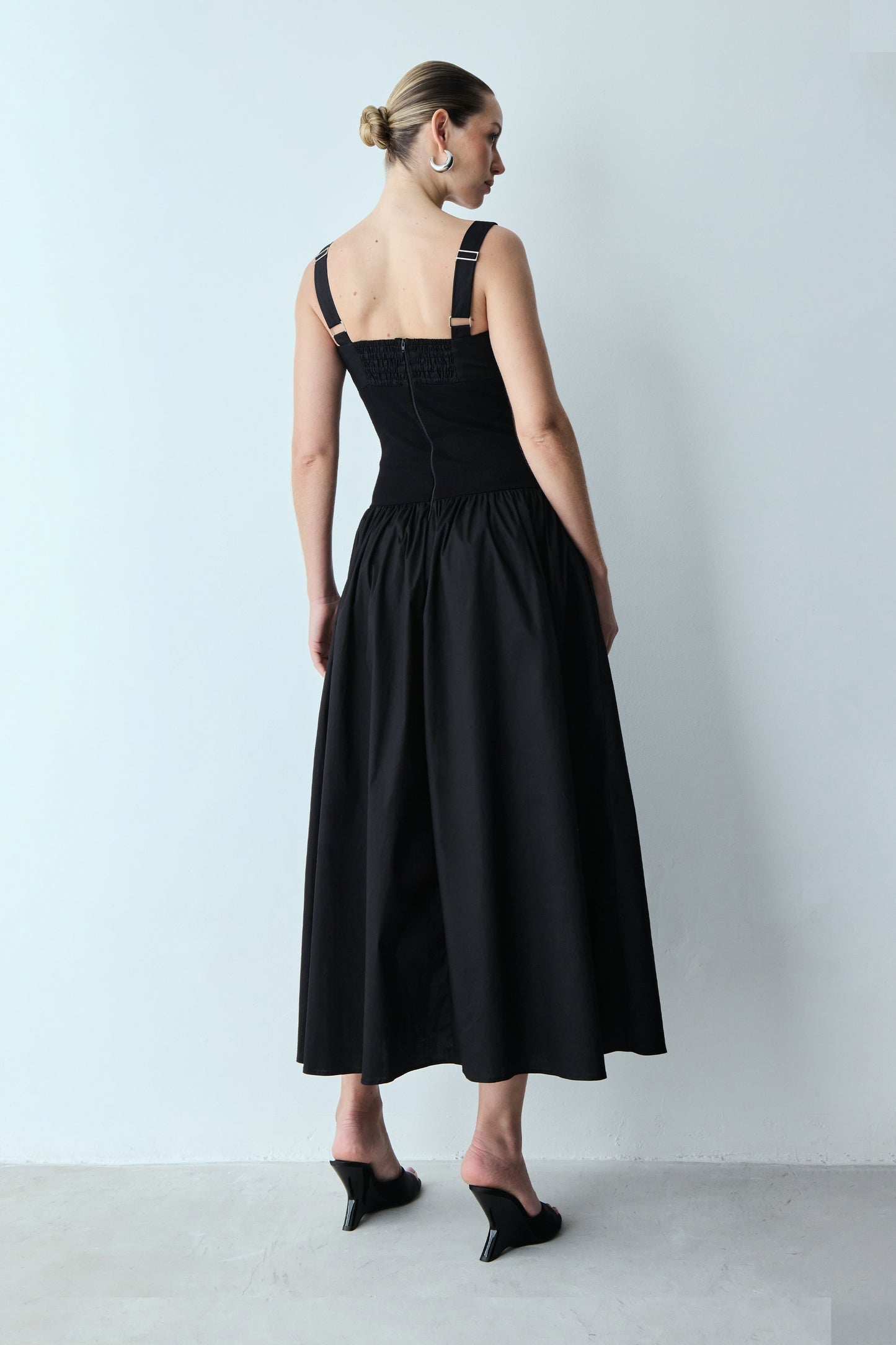 VESTIDO MIDI ACINTURADO COM FRANZIDOS BUSTO E ALÇAS COLEÇÃO VERÃO 26