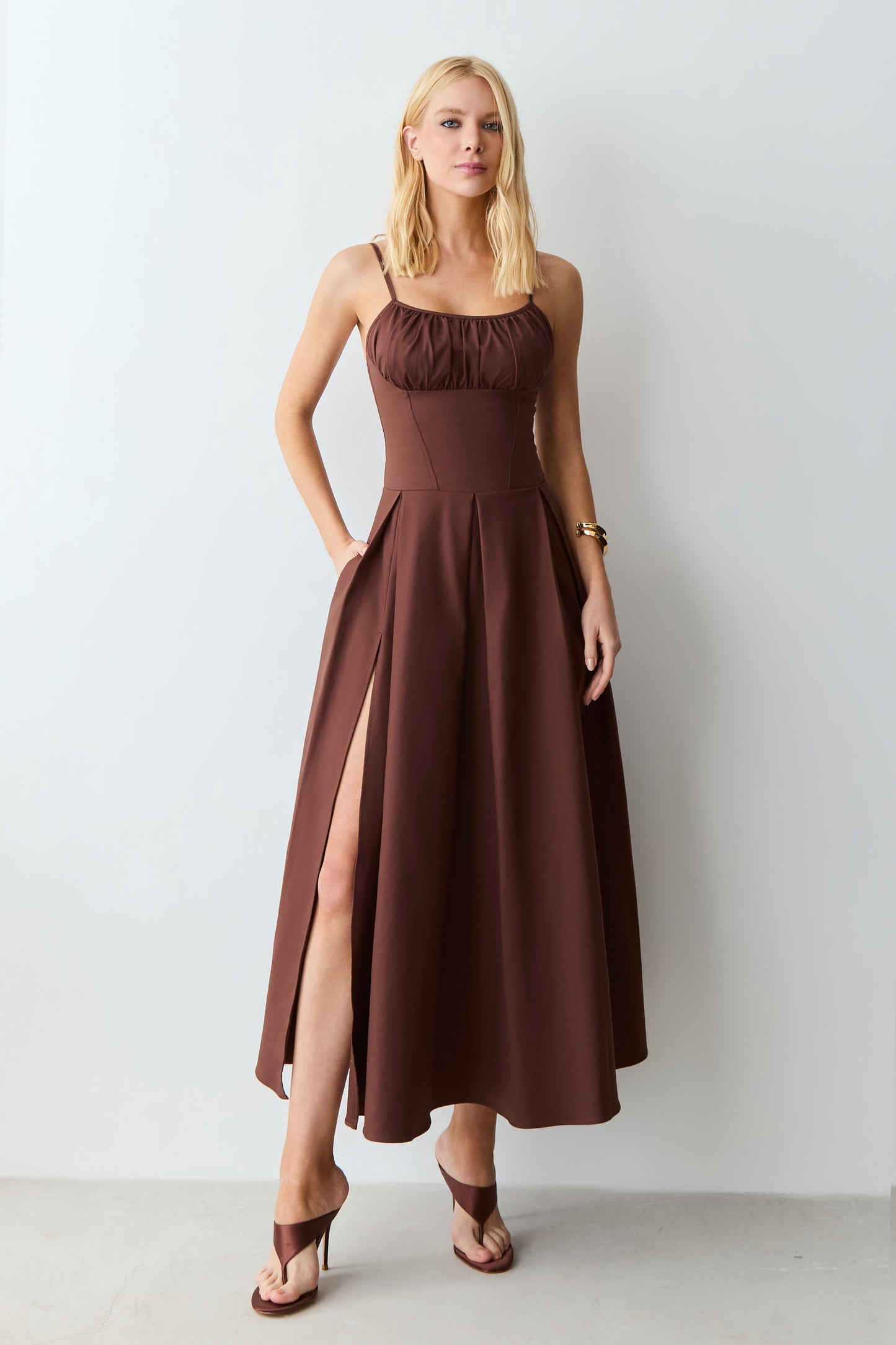 VESTIDO MIDI ACINTURADO COM FRAZIDOS BUSTO E PREGAS COLEÇÃO VERÃO 27