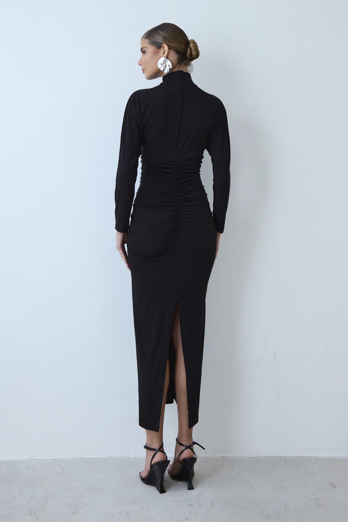 VESTIDO MIDI GOLA ALTA FRANZIDOS LATERAIS E COSTAS COLEÇÃO INVERNO 26