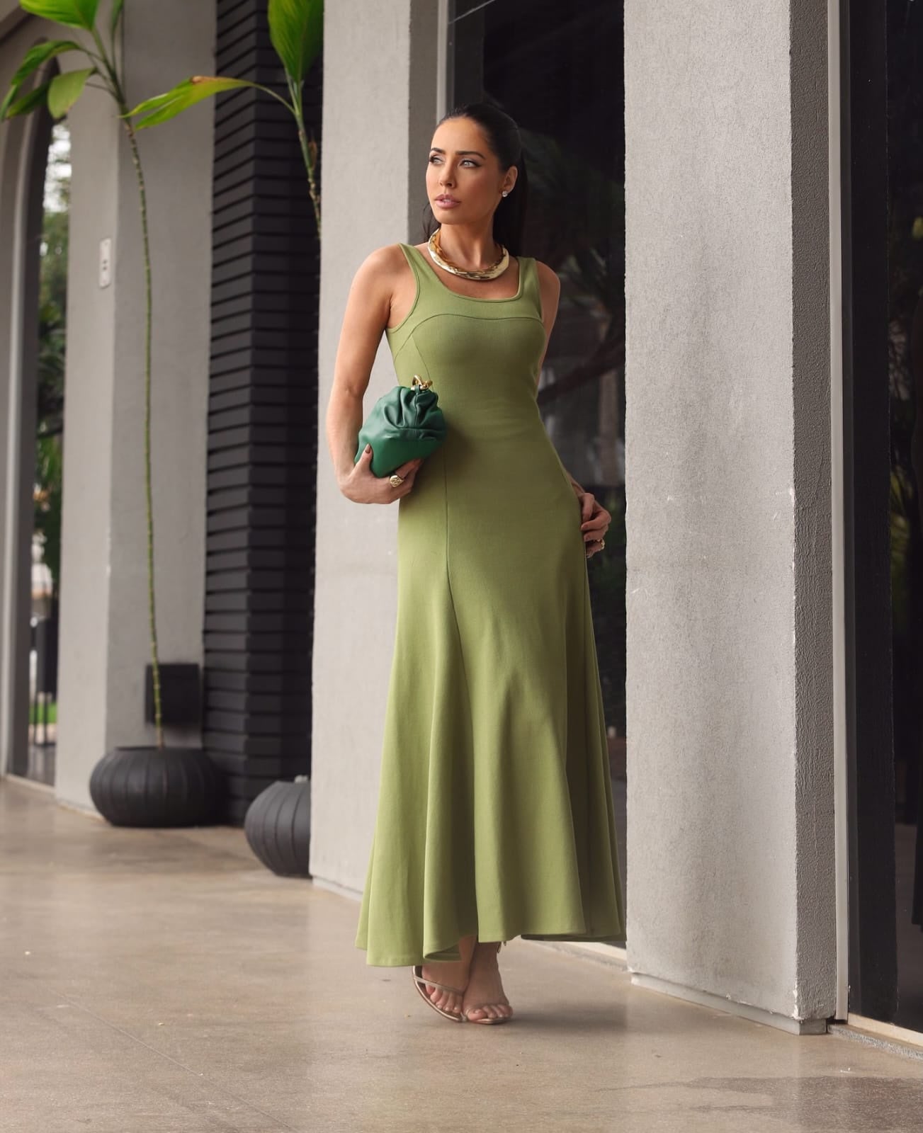 VESTIDO MIDI COM RECORTE BUSTO E SAIA AMPLA COLEÇÃO INVERNO 25