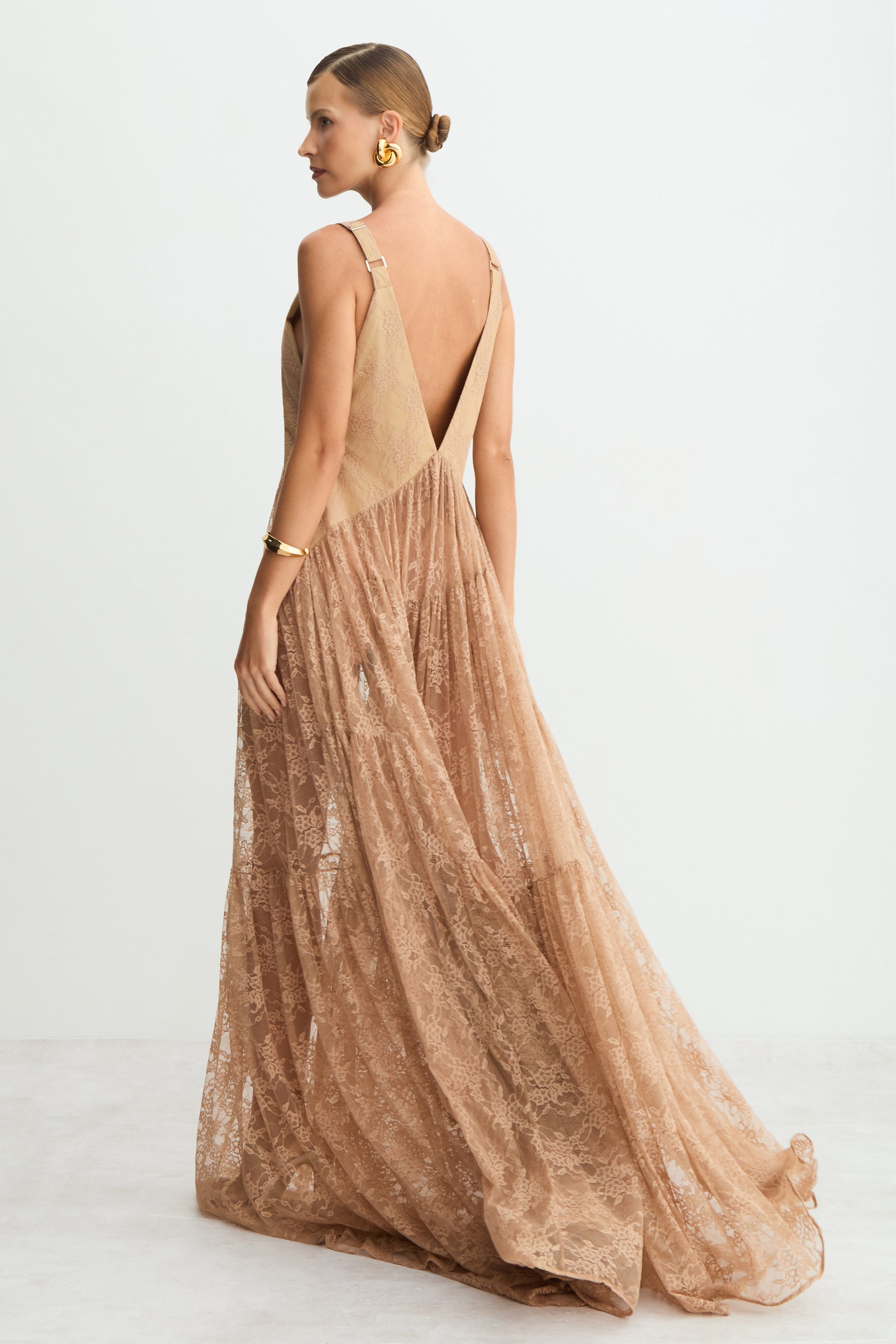 CONJUNTO DE VESTIDO LONGO COM DECOTE V EM RENDA E CAPA ALONGADA COLEÇÃO INVERNO 26