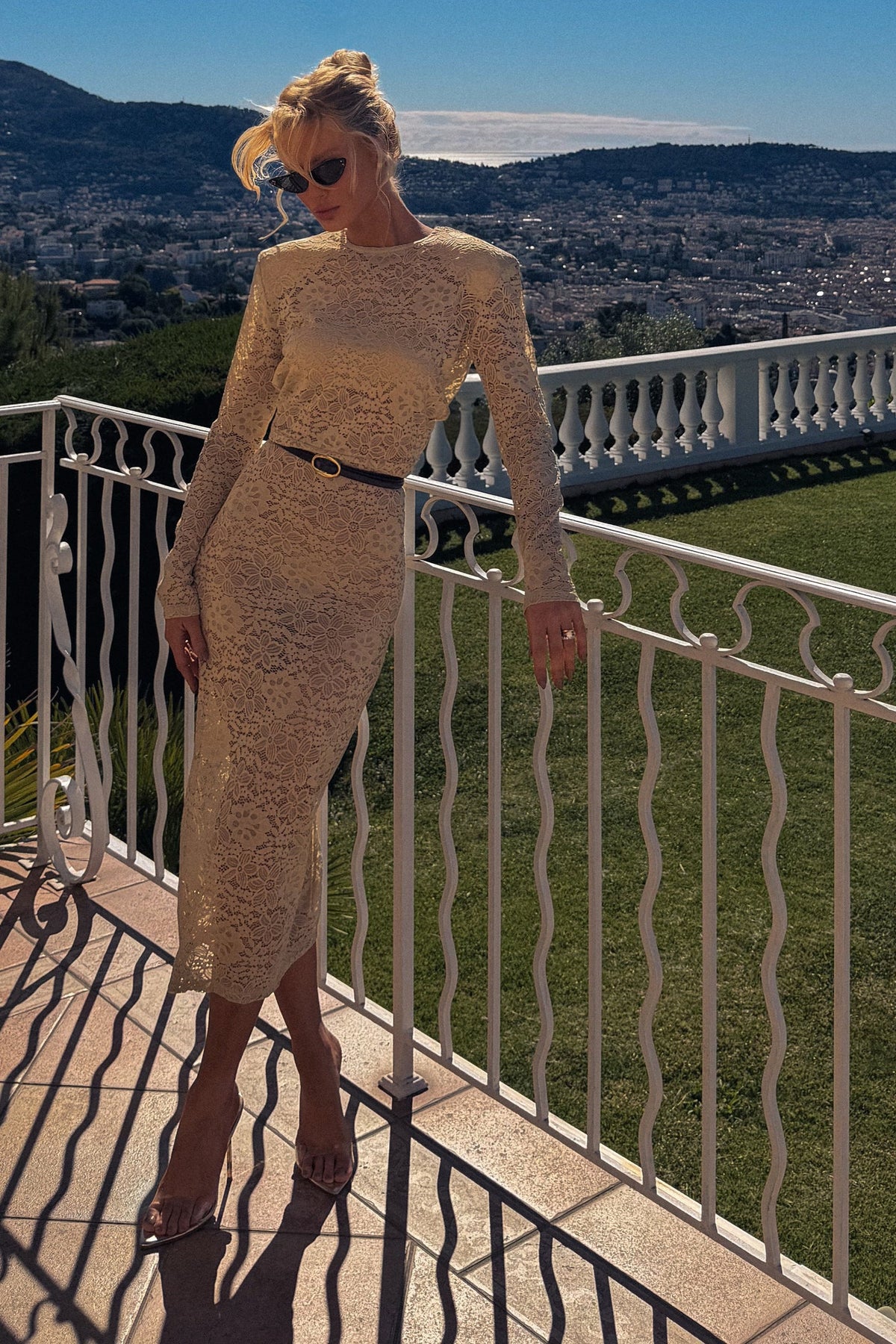 VESTIDO MIDI EM RENDA COM OMBREIRAS E MANGA LONGA COLEÇÃO INVERNO 26