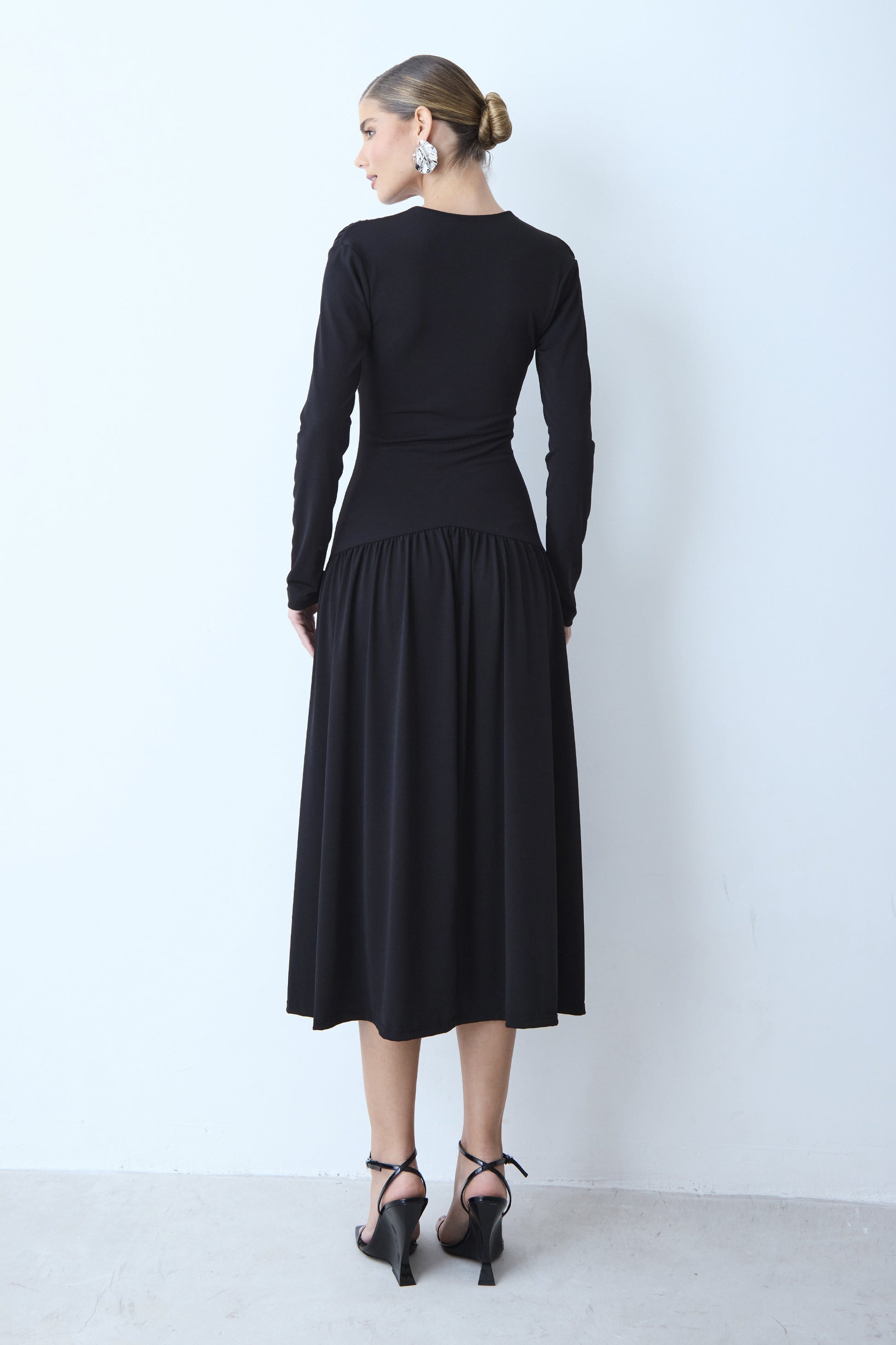 VESTIDO MIDI ALONGADO ACINTURADO BARRA AMPLA DECOTE V COLEÇÃO INVERNO 26
