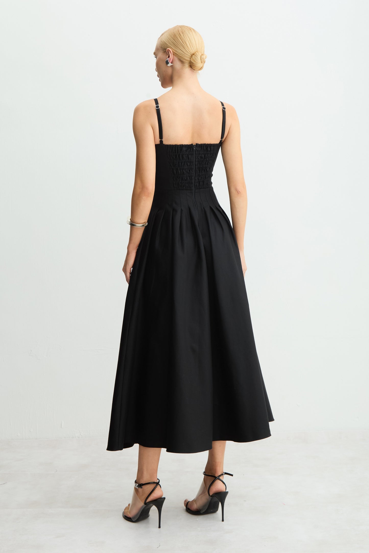 VESTIDO LONGO ACINTURADO PREGAS SAIA RECORTE BUSTO COLEÇÃO INVERNO 26