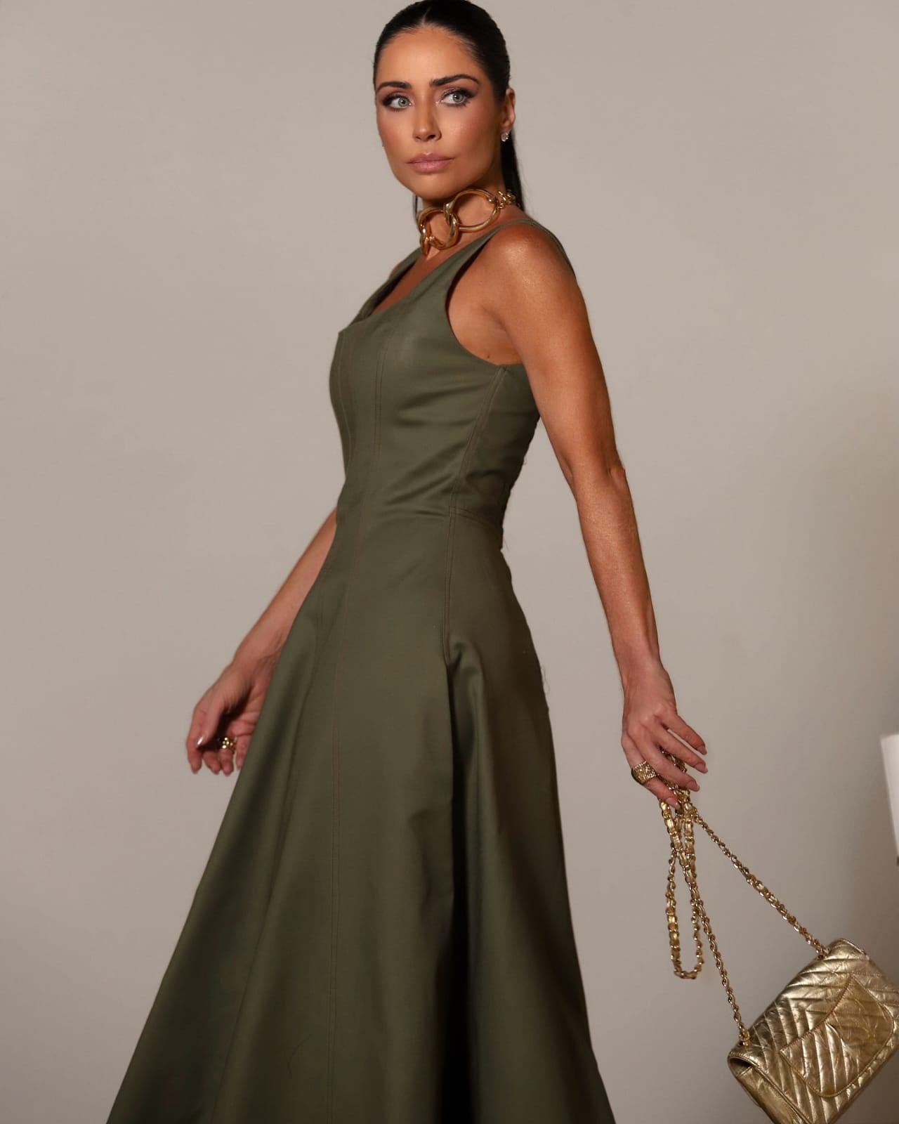 VESTIDO MIDI COM PESPONTO E BARRA AMPLA COLEÇÃO INVERNO 25