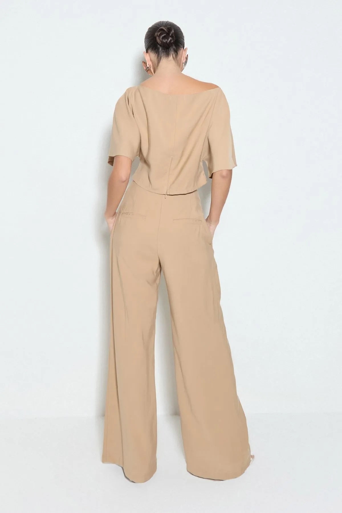 CALÇA PANTALONA COM PREGAS E BARBATANA NA CINTURA COLEÇÃO VERÃO 25