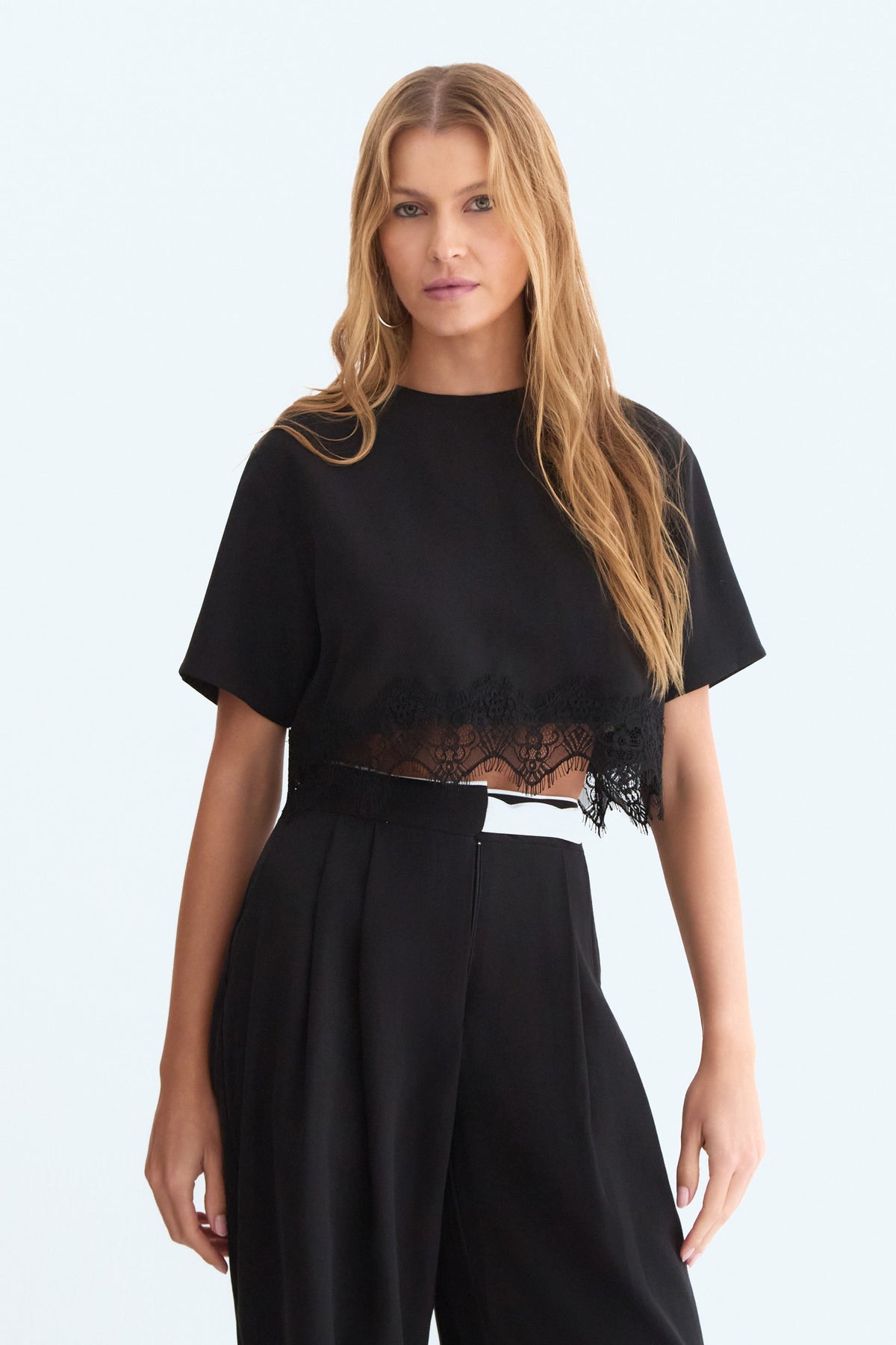 BLUSA MANGA CURTA FLUIDA COM DETALHE RENDA BARRA COLEÇÃO VERÃO 27