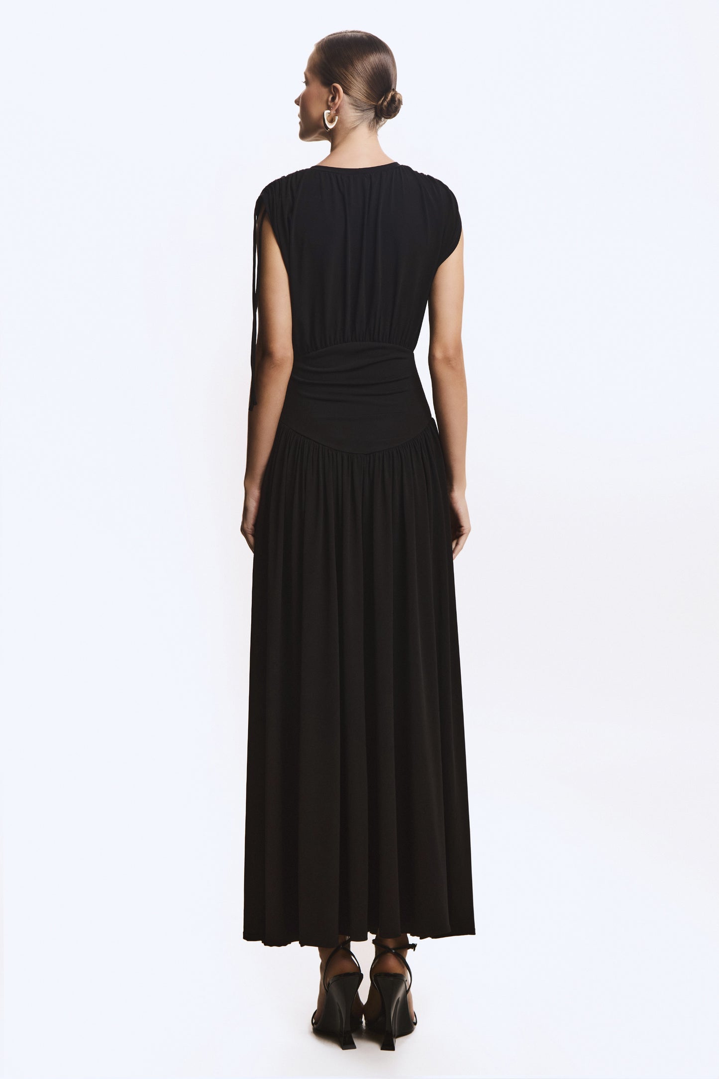 VESTIDO LONGO ACINTURADO FRANZIDO E AMARRAÇÃO OMBROS COLEÇÃO VERÃO 26