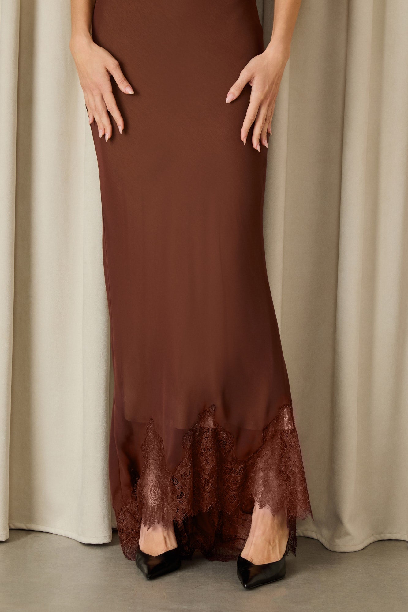 VESTIDO MIDI CATARINA RENDA BARRA COLEÇÃO INVERNO 26
