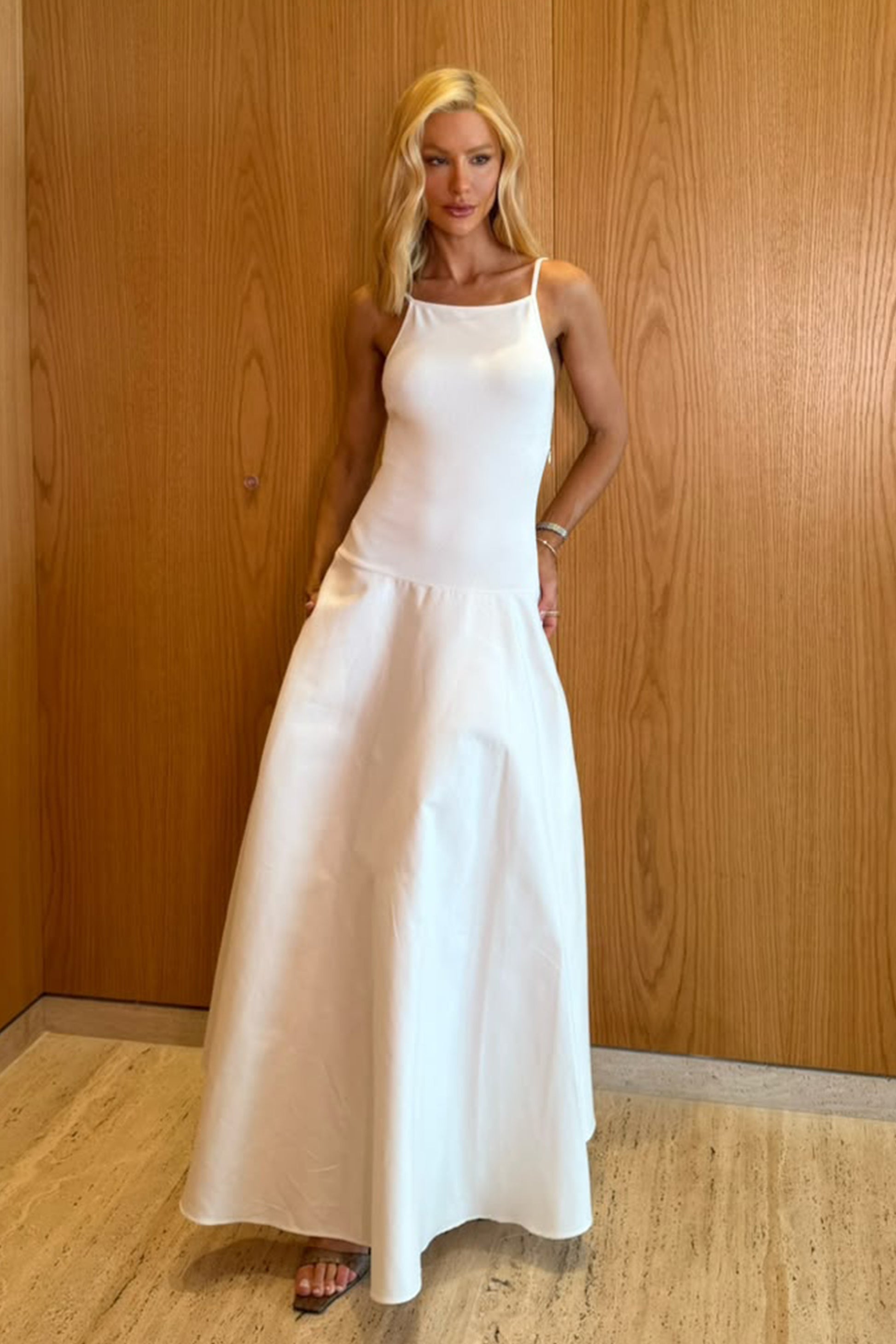 VESTIDO MIDI COSTAS ABERTAS E SAIA COM VOLUME COLEÇÃO VERÃO 27