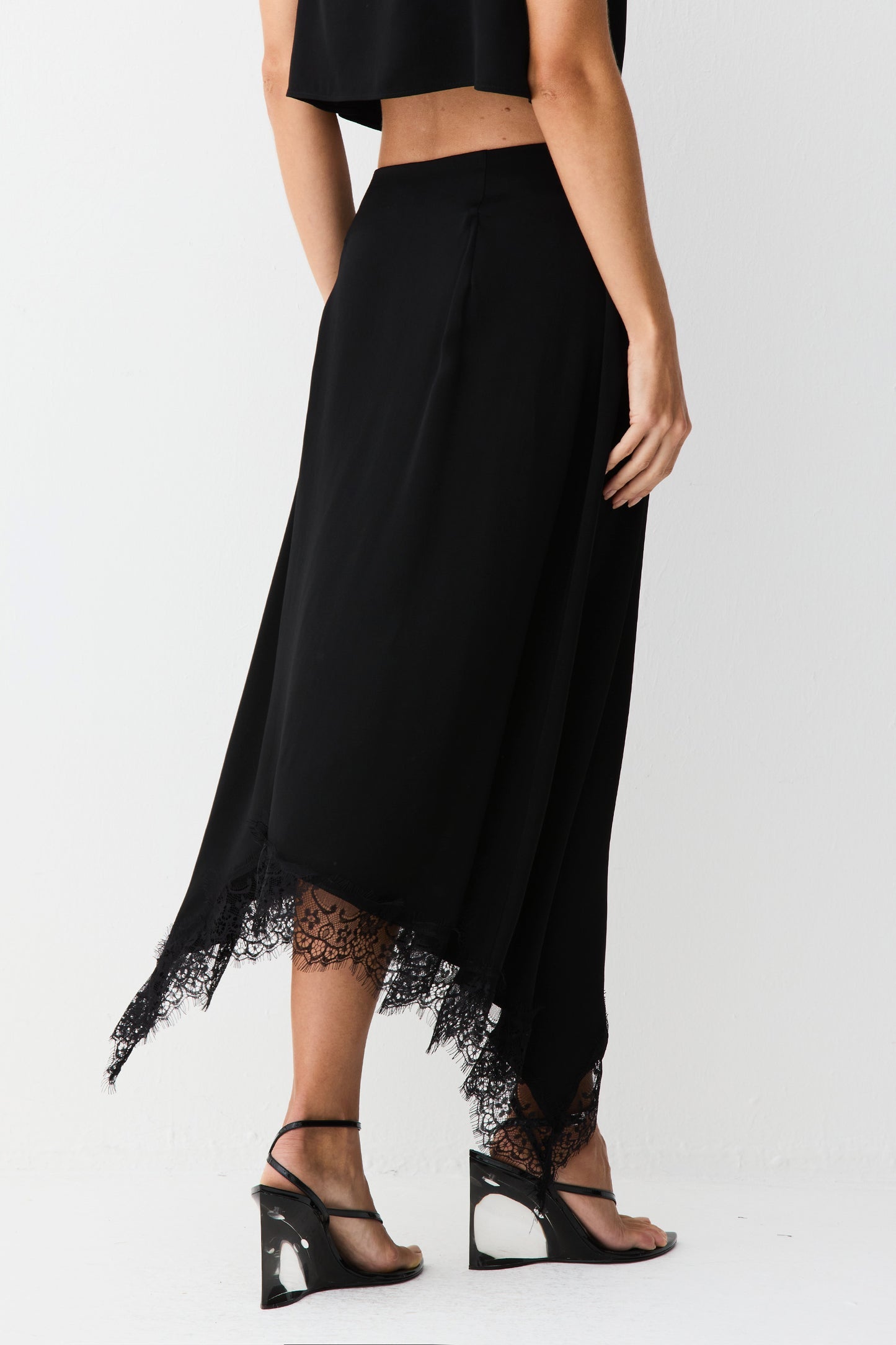 CONJUNTO DE SAIA COM DETALHES EM RENDA E BLUSA RENDA COSTAS FLUIDA COLEÇÃO INVERNO 26