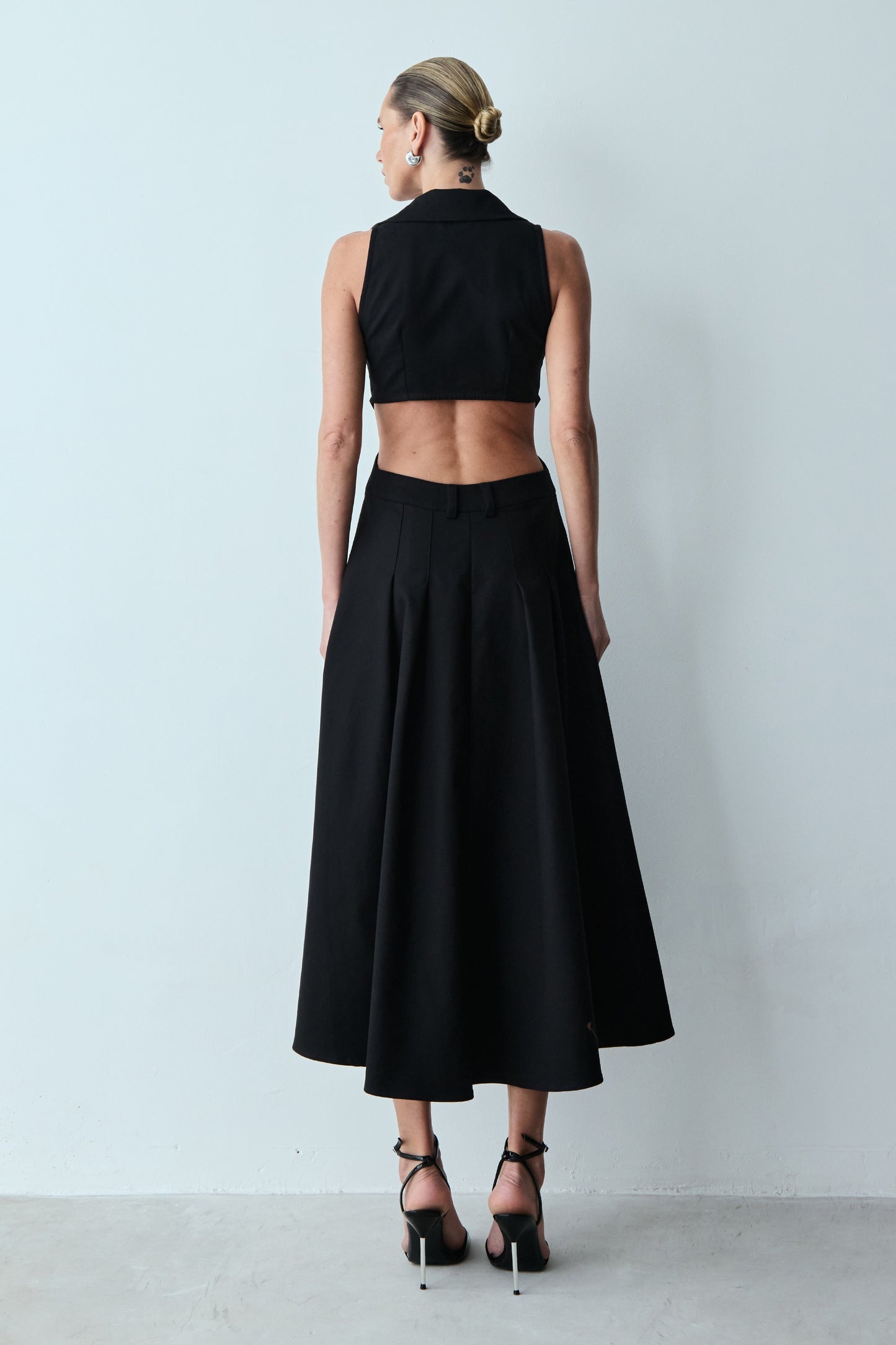 VESTIDO MIDI BOTOES FRONTAL ABERTURA COSTAS E GOLA COLEÇÃO VERÃO 26