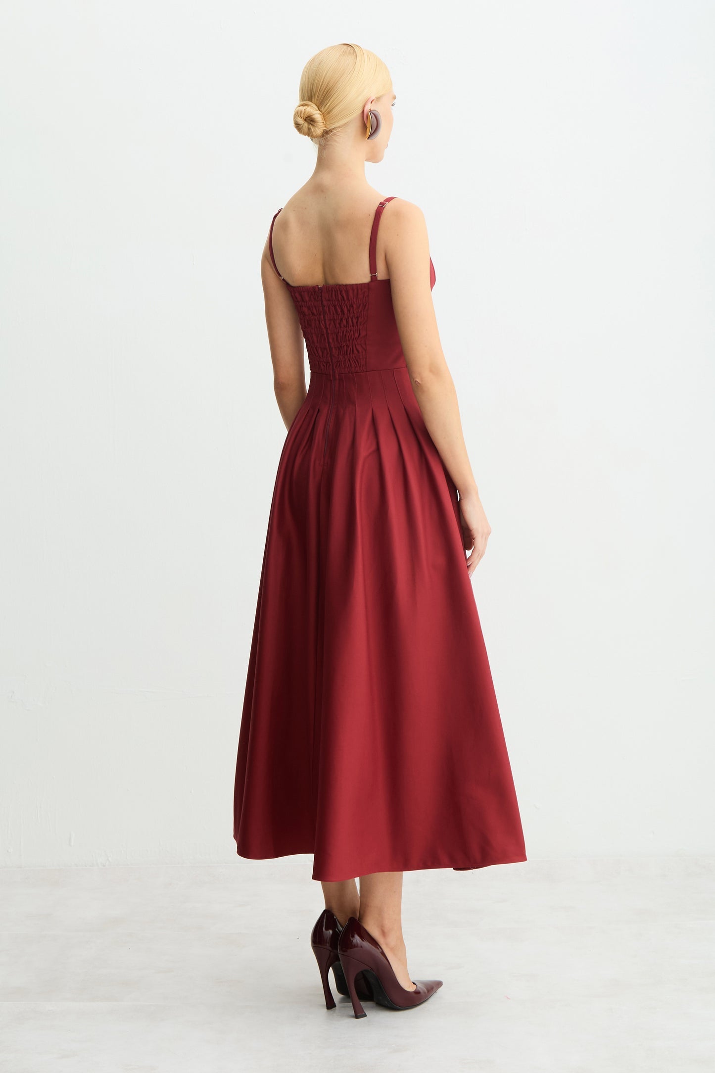 VESTIDO LONGO ACINTURADO PREGAS SAIA RECORTE BUSTO COLEÇÃO INVERNO 26