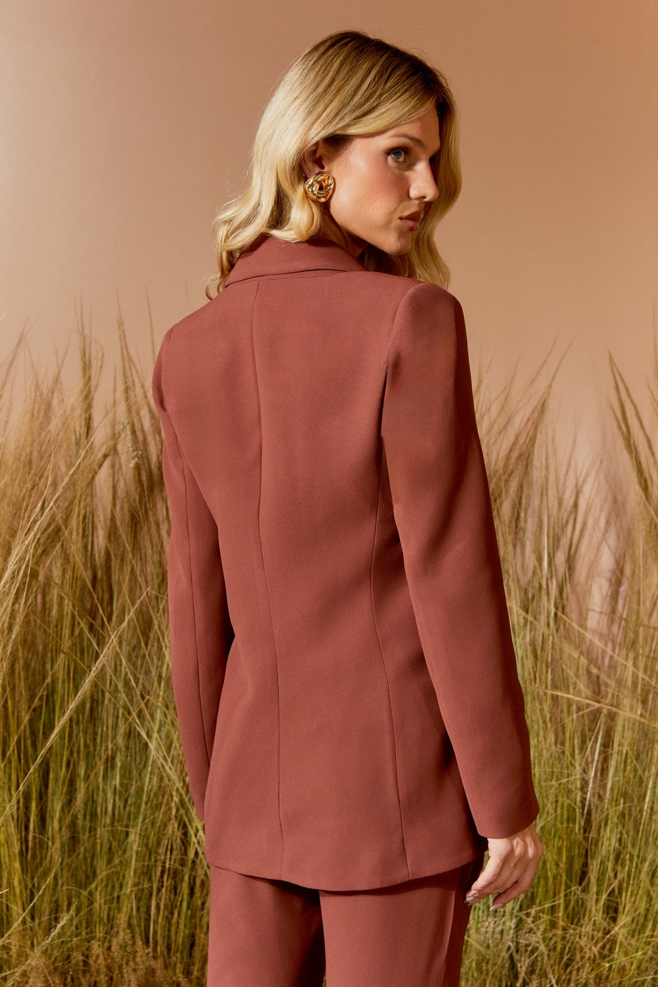 CONJUNTO BLAZER DETALHE METAL BOLSO E CALÇA DETALHE ZIPER E MEIA ARGOLA COLEÇÃO INVERNO 26