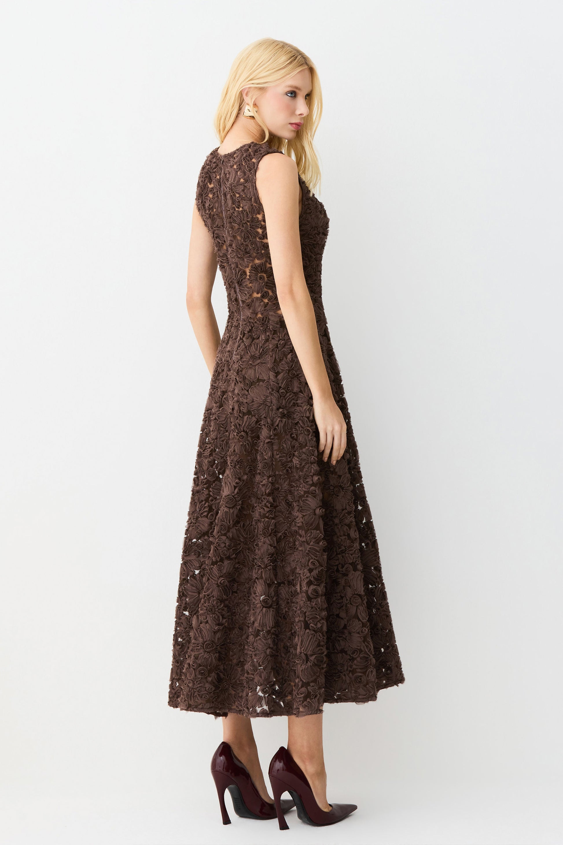 VESTIDO MIDI REGATA COM BARRA AMPLA EM TULE BORDADO COLEÇÃO INVERNO 26