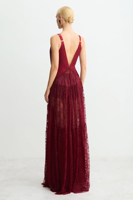 CONJUNTO DE VESTIDO LONGO COM DECOTE V EM RENDA E CAPA ALONGADA COLEÇÃO INVERNO 26