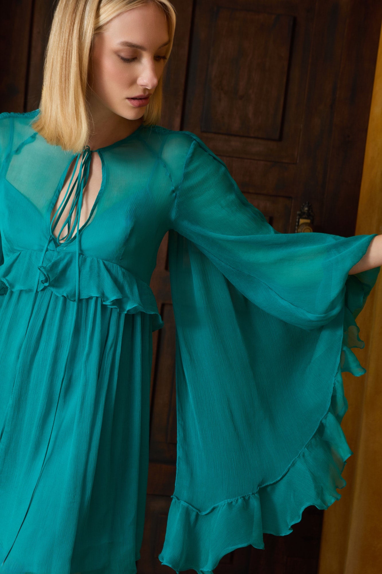 VESTIDO CURTO SEDA BABADOS COLEÇÃO INVERNO 26