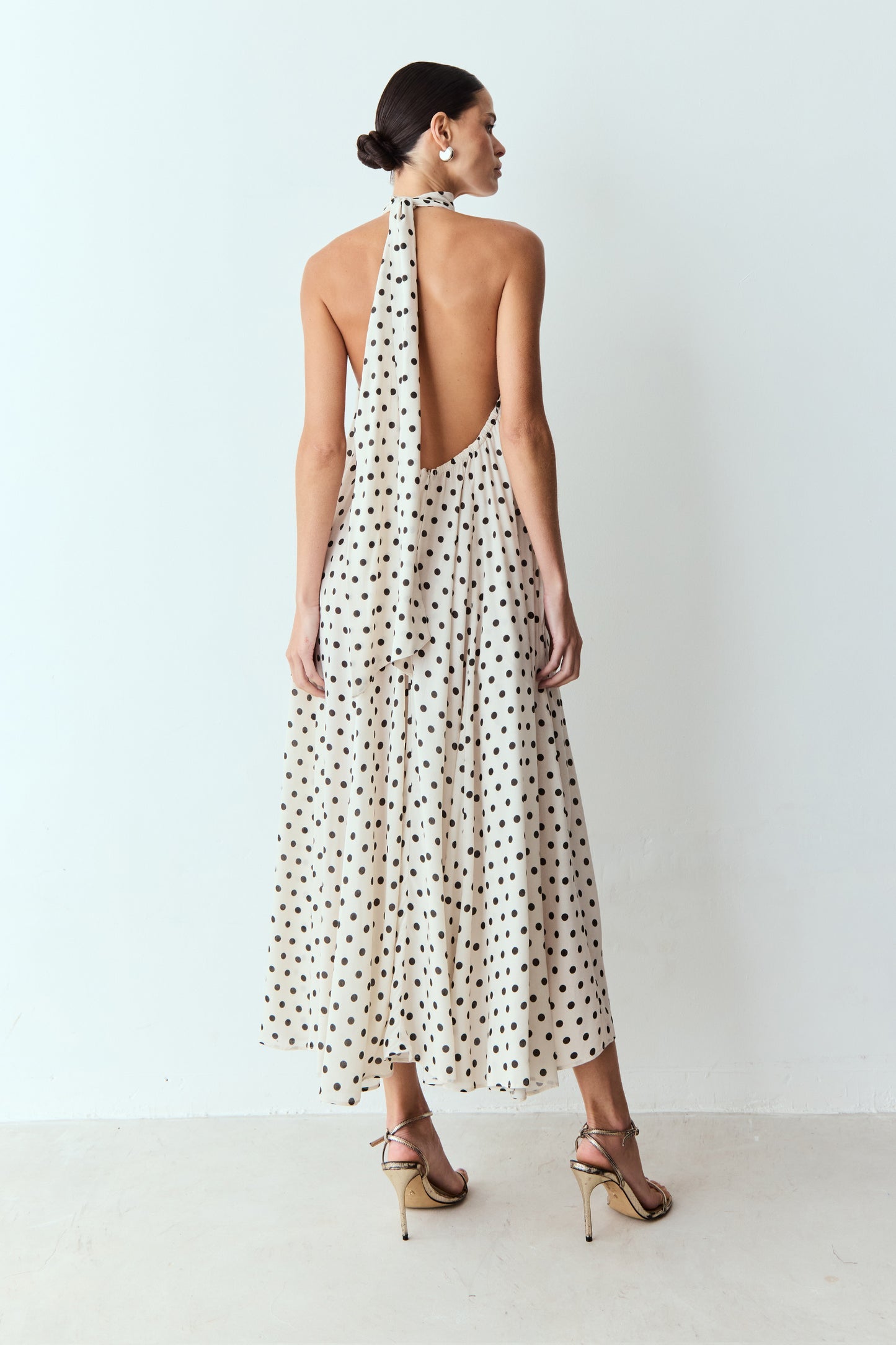 VESTIDO MIDI FRENTE UNICA GOLA ALTA CAIMENTO AMPLO POÁ COLEÇÃO VERÃO 26