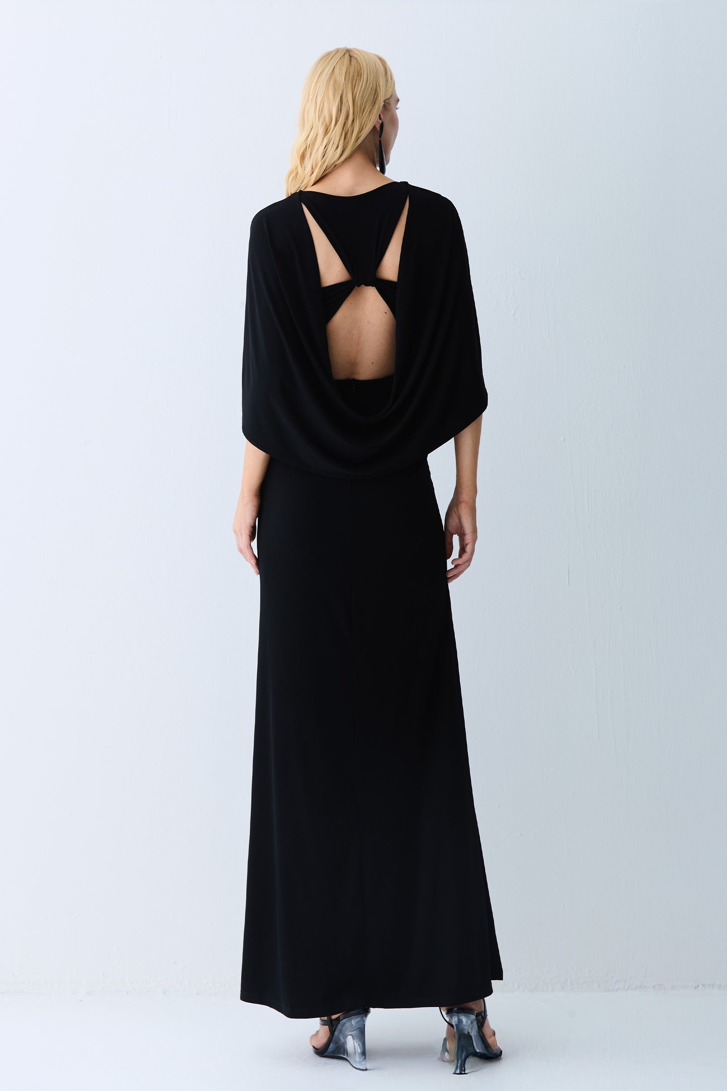 VESTIDO LONGO DECOTE V ABERTURA COSTAS E CAPA COLEÇÃO VERÃO 27