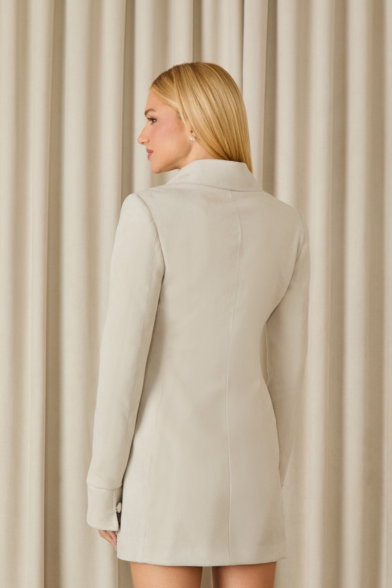 VESTIDO CURTO CELINA CAMURÇA COLEÇÃO INVERNO 26