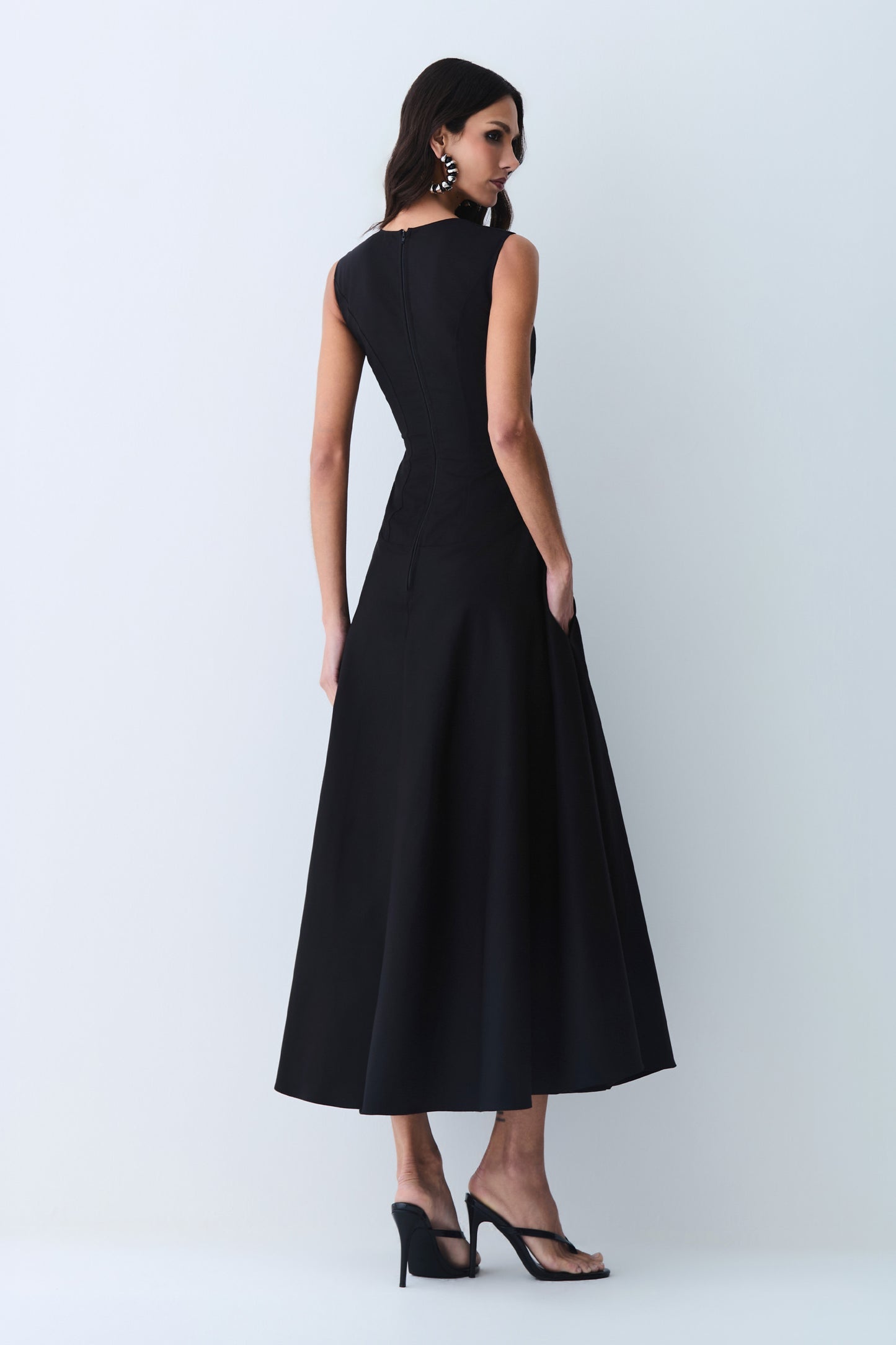 VESTIDO MIDI COM DECOTE RETO E ALCAS LARGAS COLEÇÃO VERÃO 27