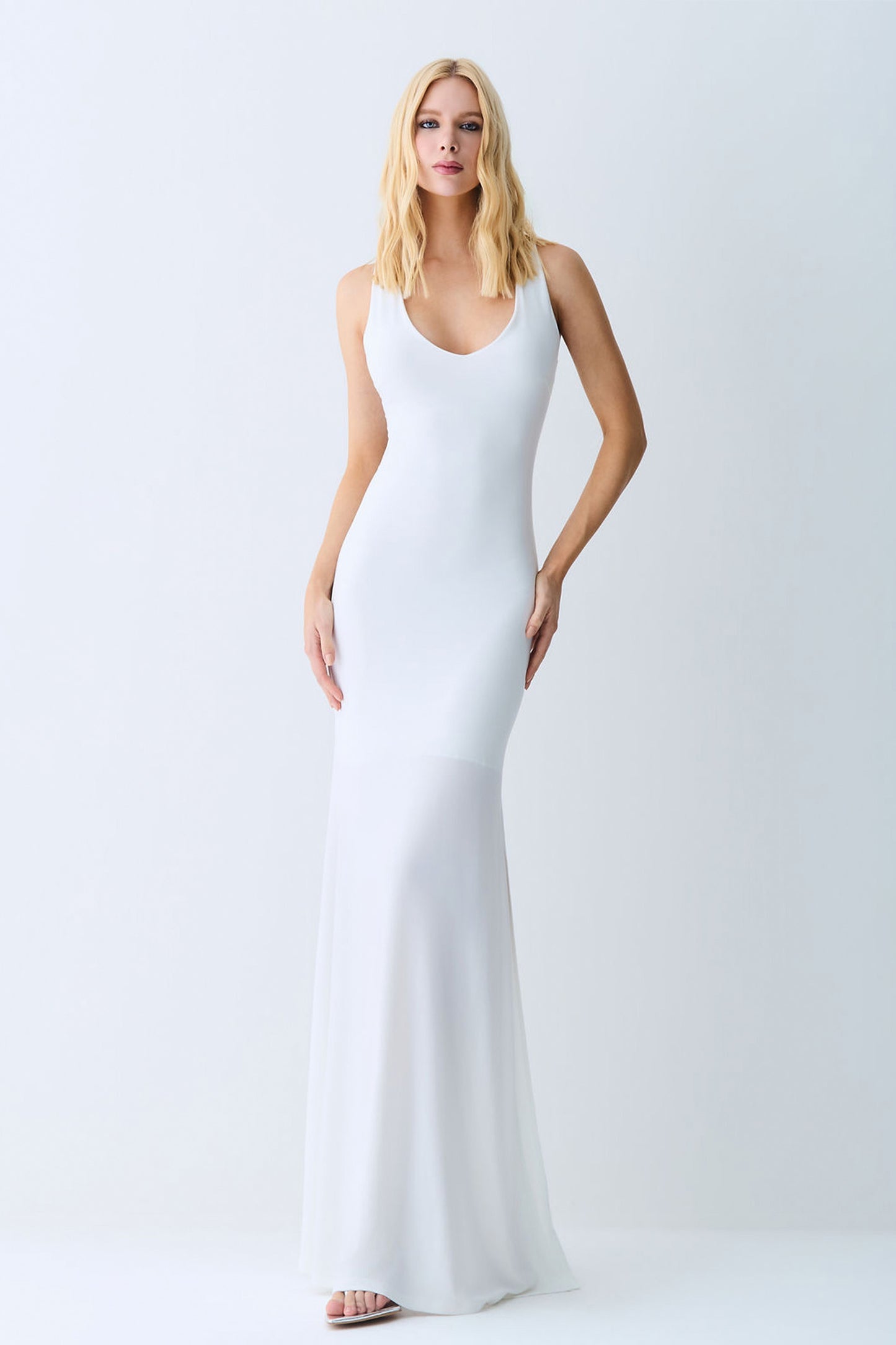 VESTIDO LONGO DECOTE V ABERTURA COSTAS E CAPA COLEÇÃO VERÃO 27