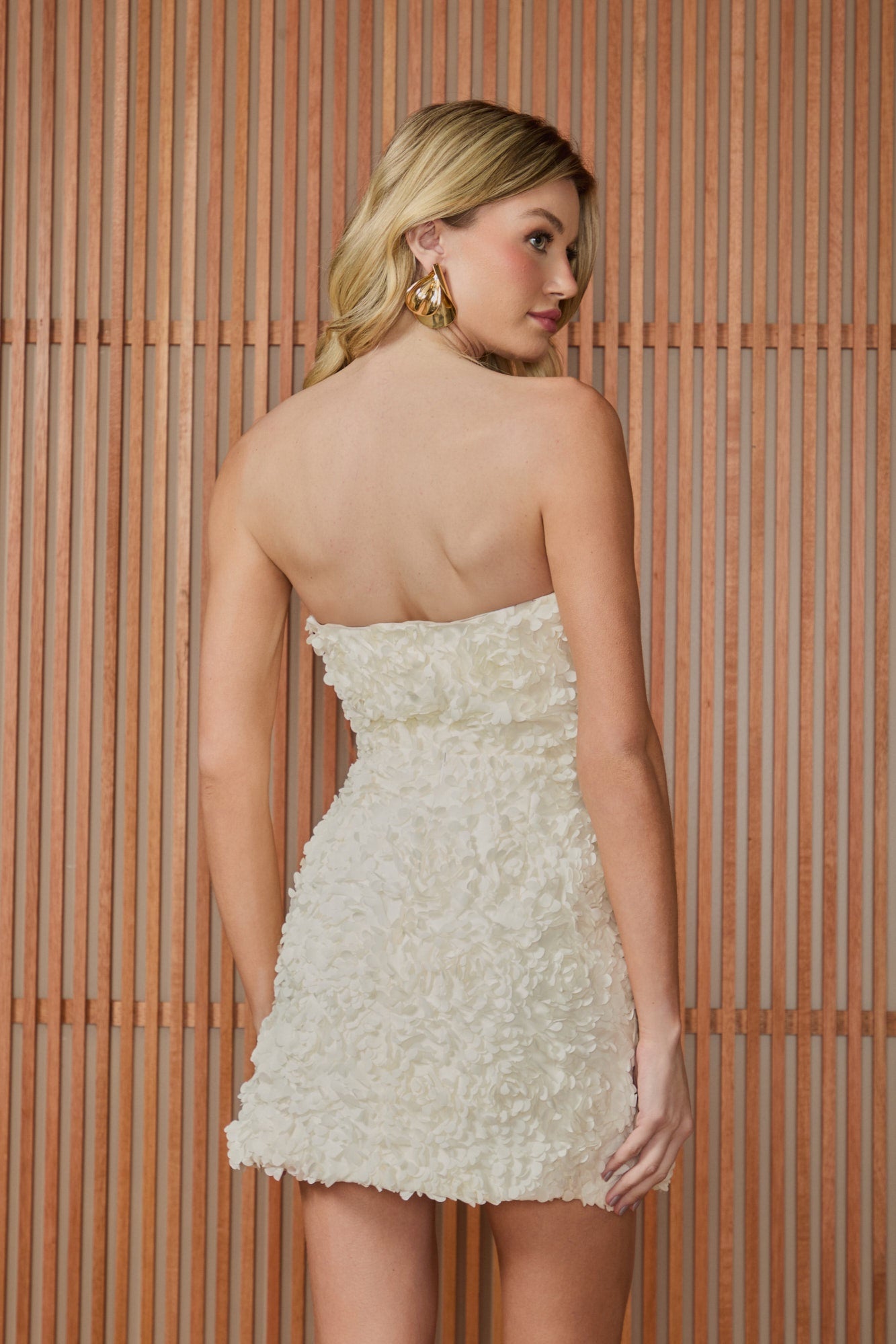 VESTIDO CURTO AURORA FLOR 3D COLEÇÃO INVERNO 25