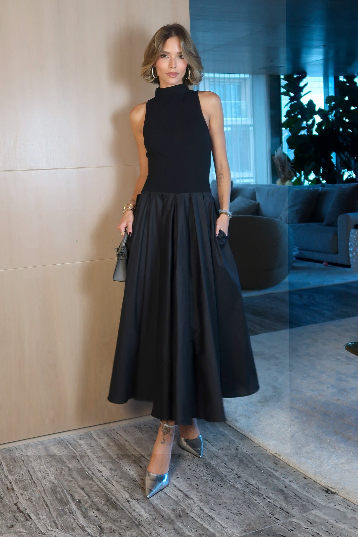 VESTIDO MIDI GOLA ALTA COM BARRA AMPLA RODADA COLEÇÃO VERÃO 27