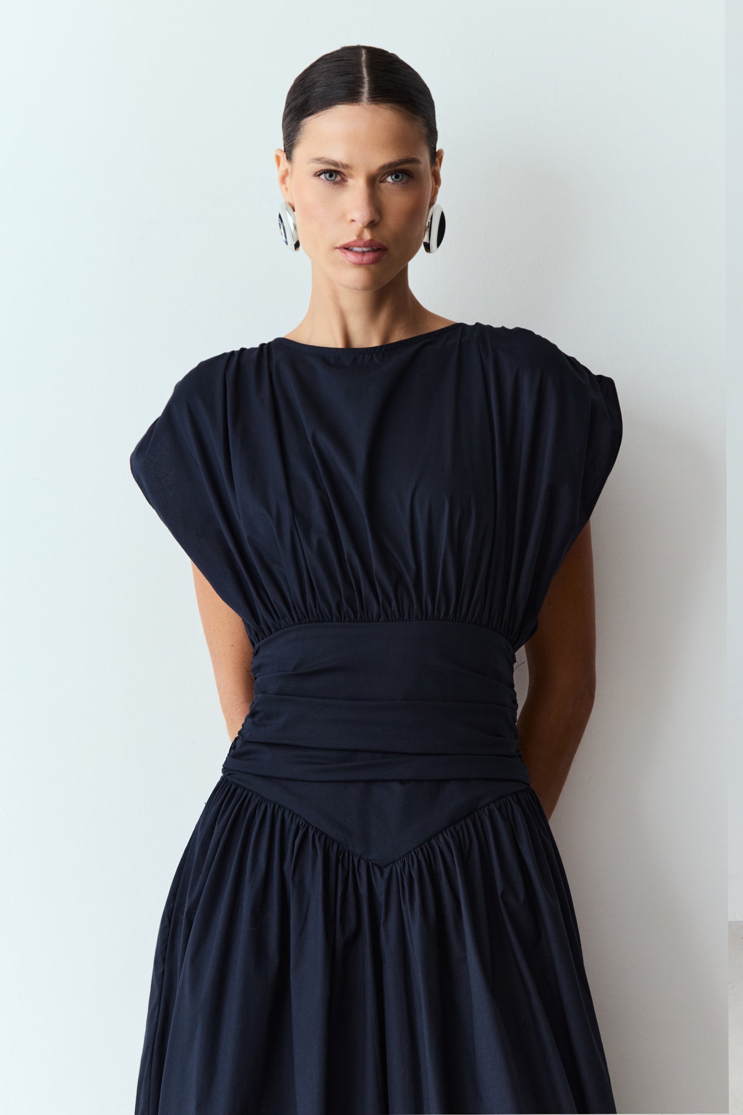 VESTIDO MIDI COS LARGO E ACINTURADO E MANGA AMPLA COLEÇÃO VERÃO 26