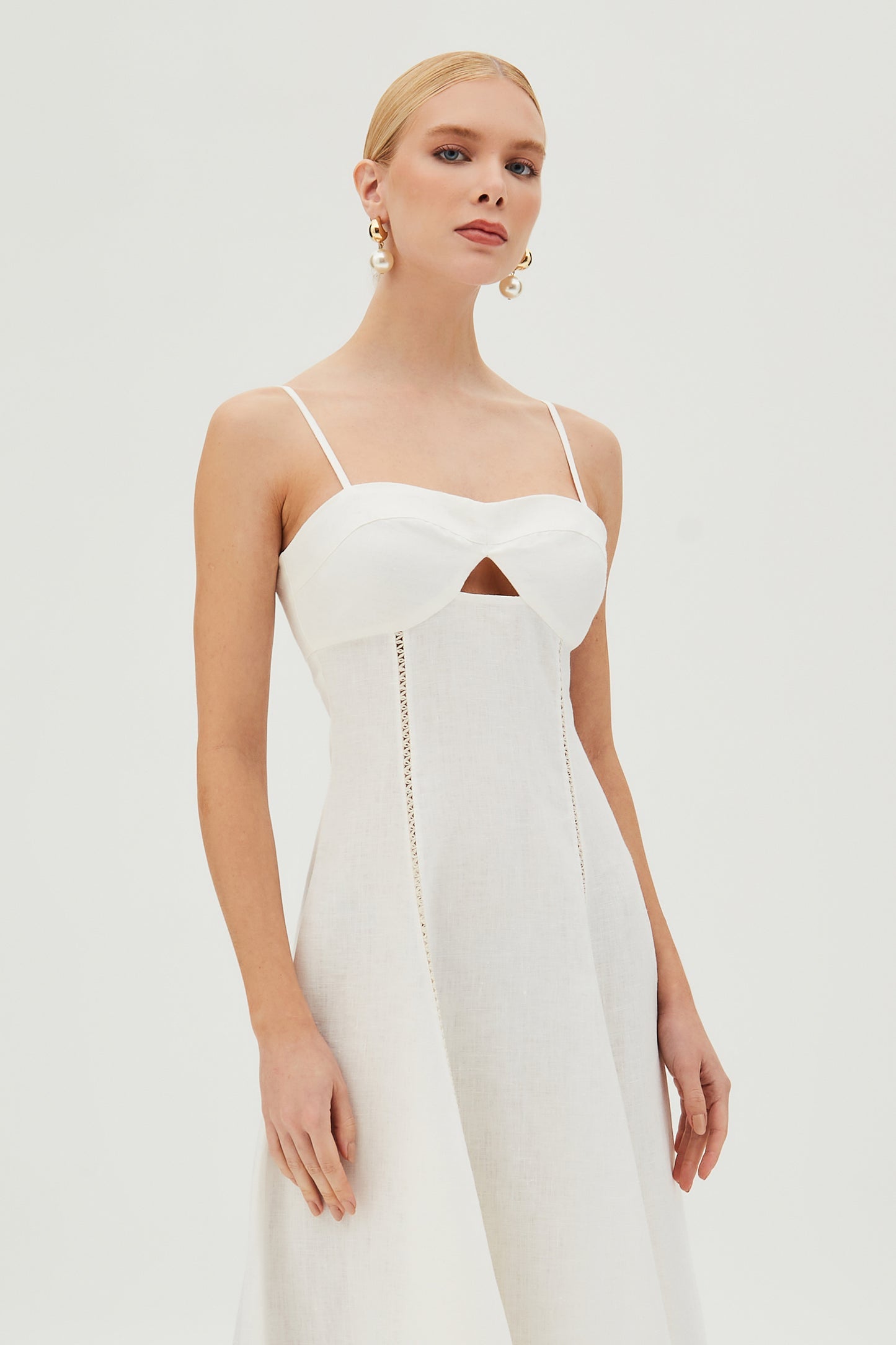 VESTIDO MIDI COM DETALHE DE ENTREMEIO ABERTURA BUSTO COLEÇÃO VERÃO 26