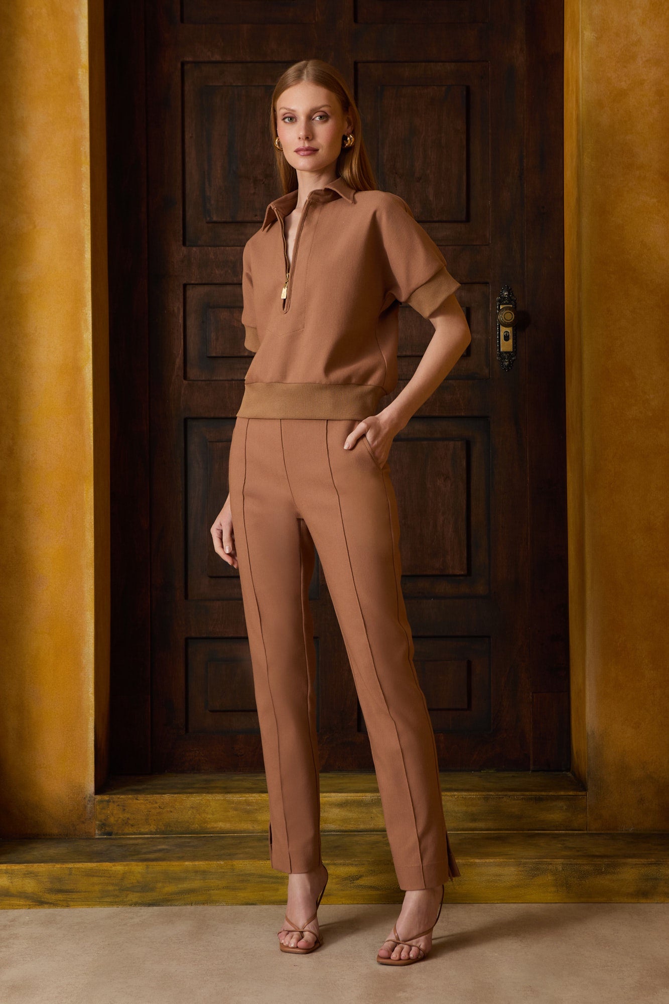 CONJUNTO DE CALÇA NERVURA BOLSO FACA E BLUSA POLO ZIPER COLEÇÃO INVERNO 26